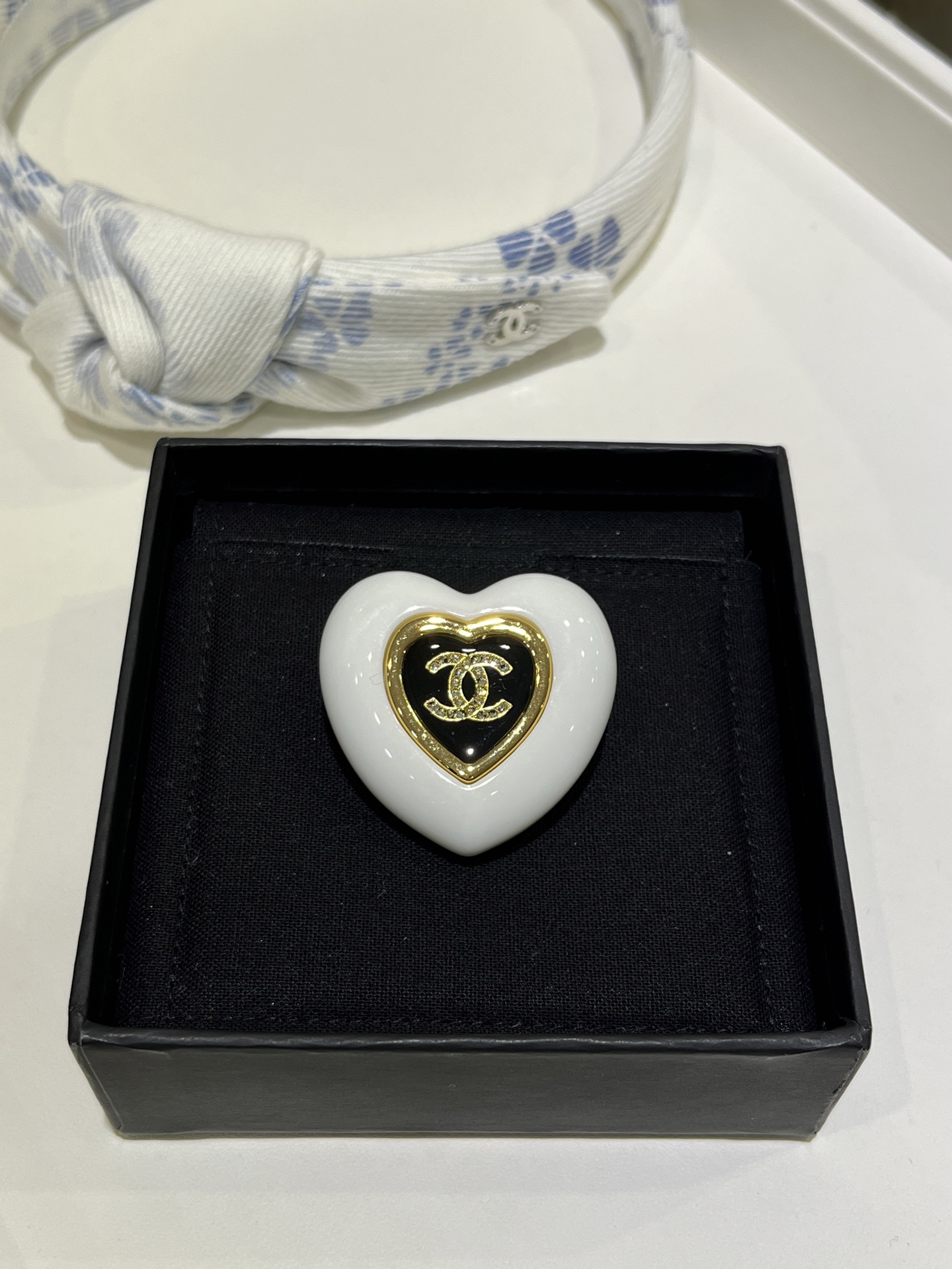 NO:634899,Today's new brooch. 25B new black enamel full diamond double C white love brooch. The metal texture love is wrapped with a circle of white resin. The three colors of black and white are superimposed with distinct layers and texture. A very plump and round big love. It has a vintage taste. The same brass material as yb. Customized crystal. Enamel craftsmanship, brooch, breastpin, Cardia high-end jewelry.19860909今日新品胸针 . 25B新款黑色珐琅满钻双C白色爱心胸针 金属质感爱心外面裹了一圈的白色树脂 黑白金三色叠加层次感鲜明有质感 很饱满圆润的大爱心 非常有vintage味道 yb一样黄铜材质 定制水晶 珐琅工艺,,brooch，breastpin,卡迪亚高端饰品,Jewelry