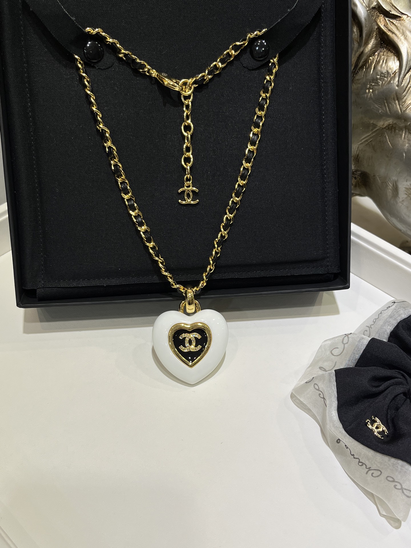 NO:634922,Today's new necklace. 25B new black enamel diamond-filled double C white love leather chain necklace. The metallic love is wrapped with a circle of white resin. The three colors of black and white are superimposed to have a distinct and textured look. It has a vintage feel when paired with Xiaoxiangjia's classic leather chain. The same brass material as yb. Customized crystal. Enamel craftsmanship. Lambskin, chanel, necklace, sheepskin, Cardia high-end jewelry.19860909今日新品项链 . 25B新款黑色珐琅满钻双C白色爱心皮穿链项链 金属质感爱心外面裹了一圈的白色树脂 黑白金三色叠加层次感鲜明有质感 搭小香家经典皮穿链非常有vintage味道 yb一样黄铜材质 定制水晶 珐琅工艺 小羊皮,,chanel,necklace,sheepskin,卡迪亚高端饰品,Jewelry