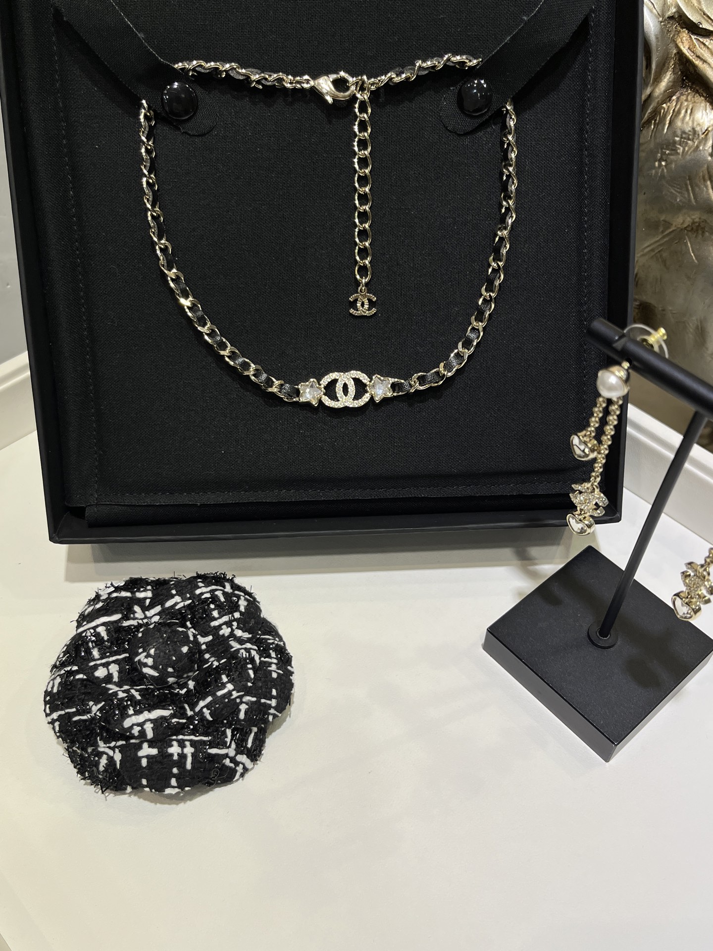 NO:857654,choker l 25B new golden double C five-pointed star crystal leather chain necklace. Classic leather chain necklace with full diamonds and double C star crystal. It is not picky at all. It is very attractive and versatile. Close your eyes and enter, Chanel necklace, chanel, necklace19860909choker l 25B新款金色双C五角星水晶皮穿链项链 经典皮穿链满钻双C星星水晶的搭配 完全不挑人 非常的耐看百搭 闭眼入,香奈儿项链,chanel,necklace,Jewelry
