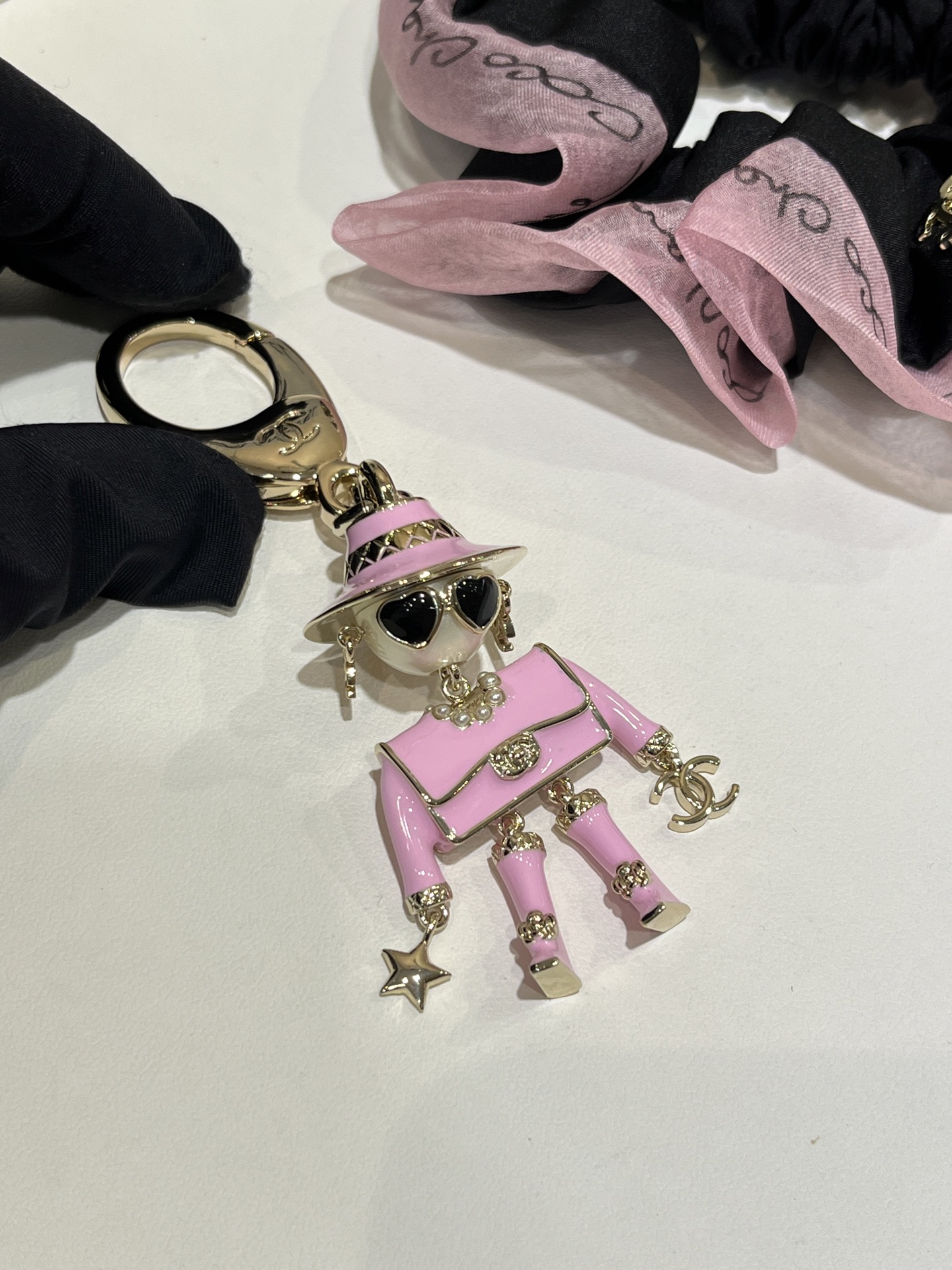 NO:635695,Purchased yb. 25B's new golden double C pink enamel robot keychain bag buckle pendant. The robot is wearing a rhombus fisherman's hat and love sunglasses. Wearing double C earrings + cf bag top + camellia boots. Hand-held double C five-pointed star. Every detail is super exquisite and very avant-garde. It is recommended to have one for each version. Brass material like yb. Customized pearls and enamel craftsmanship.  Buy and earn for various purposes, boots, espadrilles, earrings, keychain, hats, high-end Cartier jewelry19860909购入yb . 25B新款金色双C粉色珐琅机器人钥匙扣包包扣挂件 戴着菱格纹渔夫帽和爱心墨镜的机器人 穿搭双c耳环+cf包包上衣+茶花靴子 手提双c五角星 每一个细节都超精致 非常前卫个性 对版细节推荐人手一个 yb一样黄铜材质 定制珍珠 珐琅工艺 多种用途买到赚到,,boots,espadrilles,earrings,keychain,hats,卡迪亚高端饰品,Jewelry
