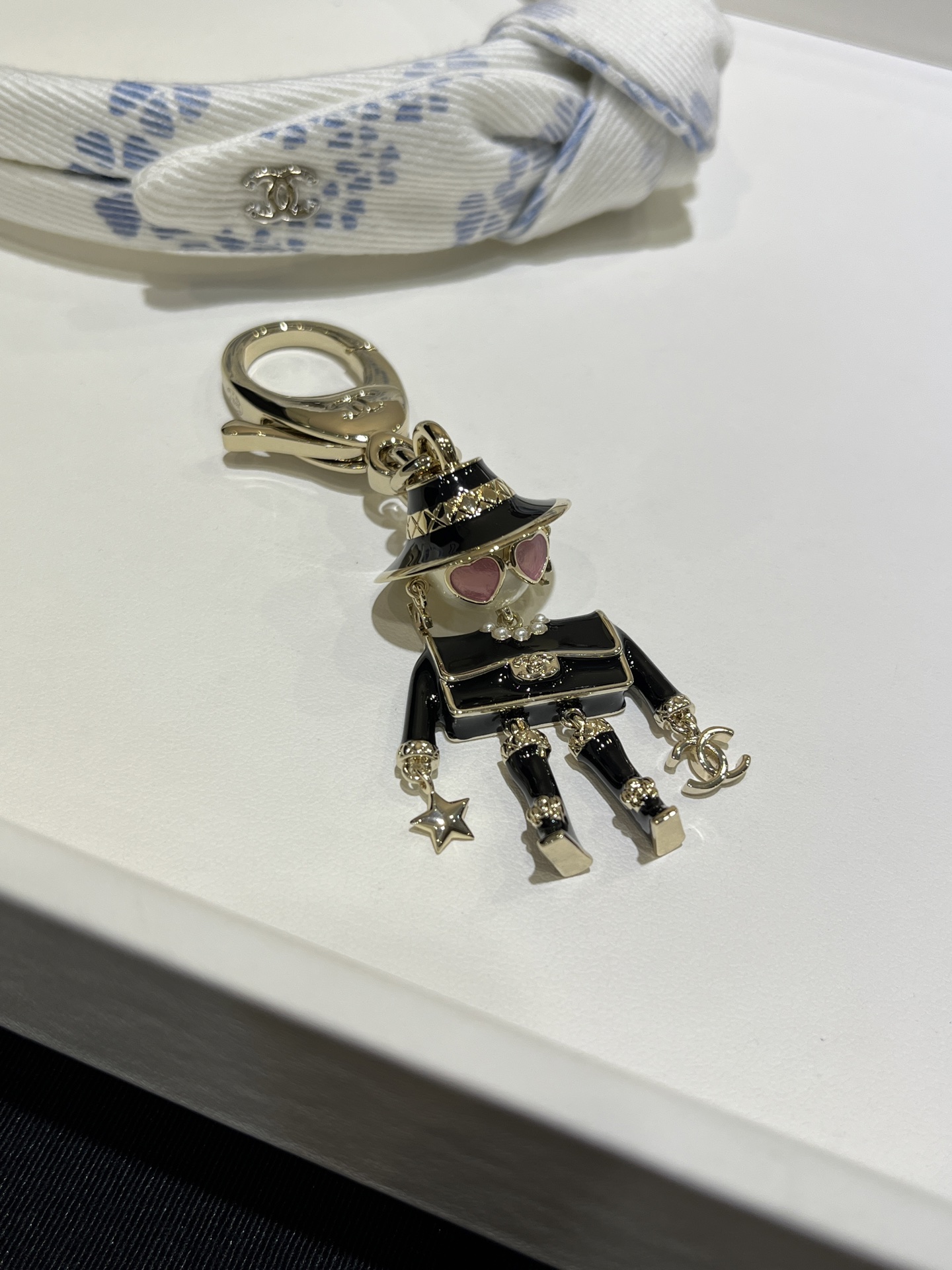 NO:635686,Purchased yb. 25B's new golden double C black enamel robot keychain bag buckle pendant. The robot is wearing a rhombus fisherman's hat and love sunglasses. Wearing double C earrings + cf bag top + camellia boots. Hand-held double C five-pointed star. Every detail is super exquisite and very avant-garde. It is recommended that everyone get one for the details. Brass material like yb. Customized pearls and enamel craftsmanship.  Buy and earn for various purposes, boots, espadrilles, earrings, keychain, hats, high-end Cartier jewelry19860909购入yb . 25B新款金色双C黑色珐琅机器人钥匙扣包包扣挂件 戴着菱格纹渔夫帽和爱心墨镜的机器人 穿搭双c耳环+cf包包上衣+茶花靴子 手提双c五角星 每一个细节都超精致 非常前卫个性 对版细节推荐人手一个 yb一样黄铜材质 定制珍珠 珐琅工艺 多种用途买到赚到,,boots,espadrilles,earrings,keychain,hats,卡迪亚高端饰品,Jewelry