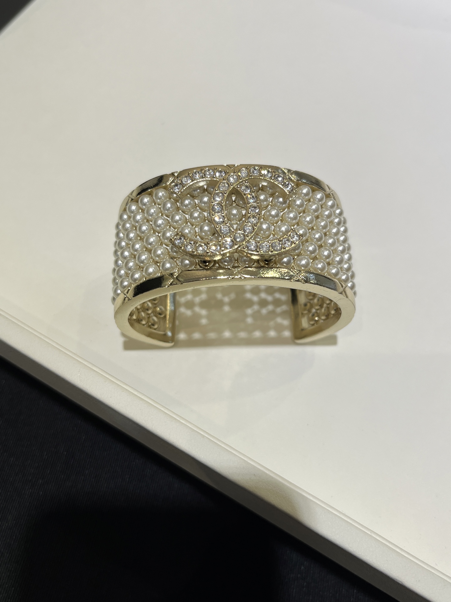 NO:634934,88300. Today's new product open bracelet l 25A new light gold double C multi-layered pearl open bracelet with diamond pattern pearl net. It is very expensive and luxurious at first glance. It has a texture when worn. The temperament of a wealthy woman~ I highly recommend the bracelet. It is a heavy industry classic. Close your eyes and enter. It is made of brass like yb. Customized pearls. You can earn money after buying it. Bracelet high-end handmade workshop series, bracelet, Cartier high-end jewelry1986090988300.今日新品开口手镯 l 25A新款浅金色双C多层珍珠开口手镯 菱格纹珍珠网 一眼就很贵很奢侈 佩戴上手很有质感 千金富婆气质～ 很推荐手镯非常的重工经典 闭眼入 yb一样黄铜材质 定制珍珠 买到赚到 手环高级手工坊系列,,bracelet,卡迪亚高端饰品,Jewelry