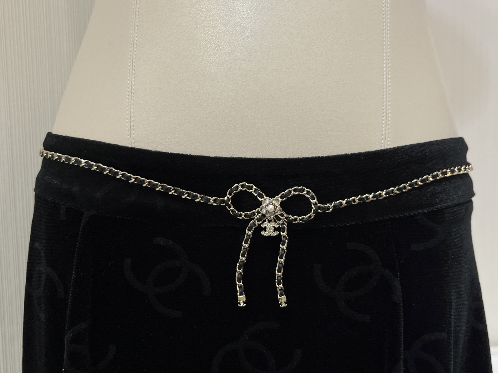 NO:720456,88270, the waist chain arrived today. 25B new gold double C leather chain bow waist chain. The length is adjustable from 75-85cm. The leather chain bow combination is retro and sweet. It is embellished with small flowers composed of love diamonds. The details are super exquisite. In addition to being used as a waist chain to emphasize the waistline, it can also be worn as a necklace. YB-like brass material, lambskin, Swarovski diamonds, custom crystal, necklace, sheepskin, Cartier high-end jewelry1986090988270, 今日到货腰链 25B新款金色双C皮穿链蝴蝶结腰链 长度尺寸75-85cm可调节 皮穿链蝴蝶结的组合 复古又甜美 点缀爱心钻组成的小花朵 细节超精致 除了当腰链强调腰线 还可以当项链佩戴 yb一样黄铜材质 小羊皮 施华洛钻 定制水晶,,necklace,sheepskin,卡迪亚高端饰品,Jewelry