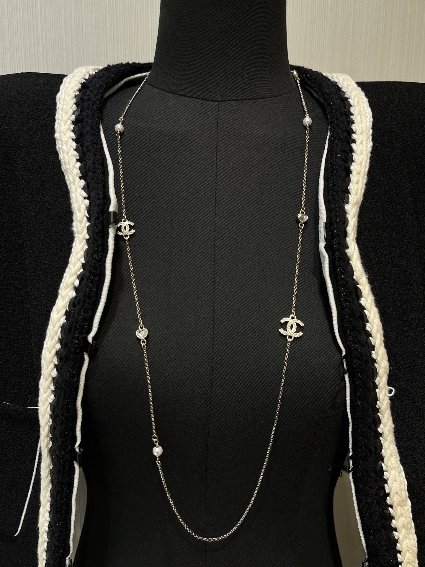 NO:635101,88220 Today's new sweater chain. 25B new light gold full diamond double C love diamond long necklace sweater chain. Simple and exquisite chain necklace, very suitable for daily matching. Whether it is worn in single layer or double layer, it is very fashionable. Brass material like yb. Swarovski diamond. Customized pearl crystal. Necklace with packaging box. The top version is shipped, sweaters, necklace, Cardia high-end jewelry.1986090988220 今日新品毛衣链 . 25B新款浅金色满钻双C爱心钻长款项链毛衣链 简单精致的链条项链 太适合日常搭配啦 无论是单层佩戴还是双层佩戴都很时髦 yb一样黄铜材质 施华洛钻 定制珍珠水晶 项链带包装盒 顶级版本出货啦,,sweaters,necklace,卡迪亚高端饰品,Jewelry
