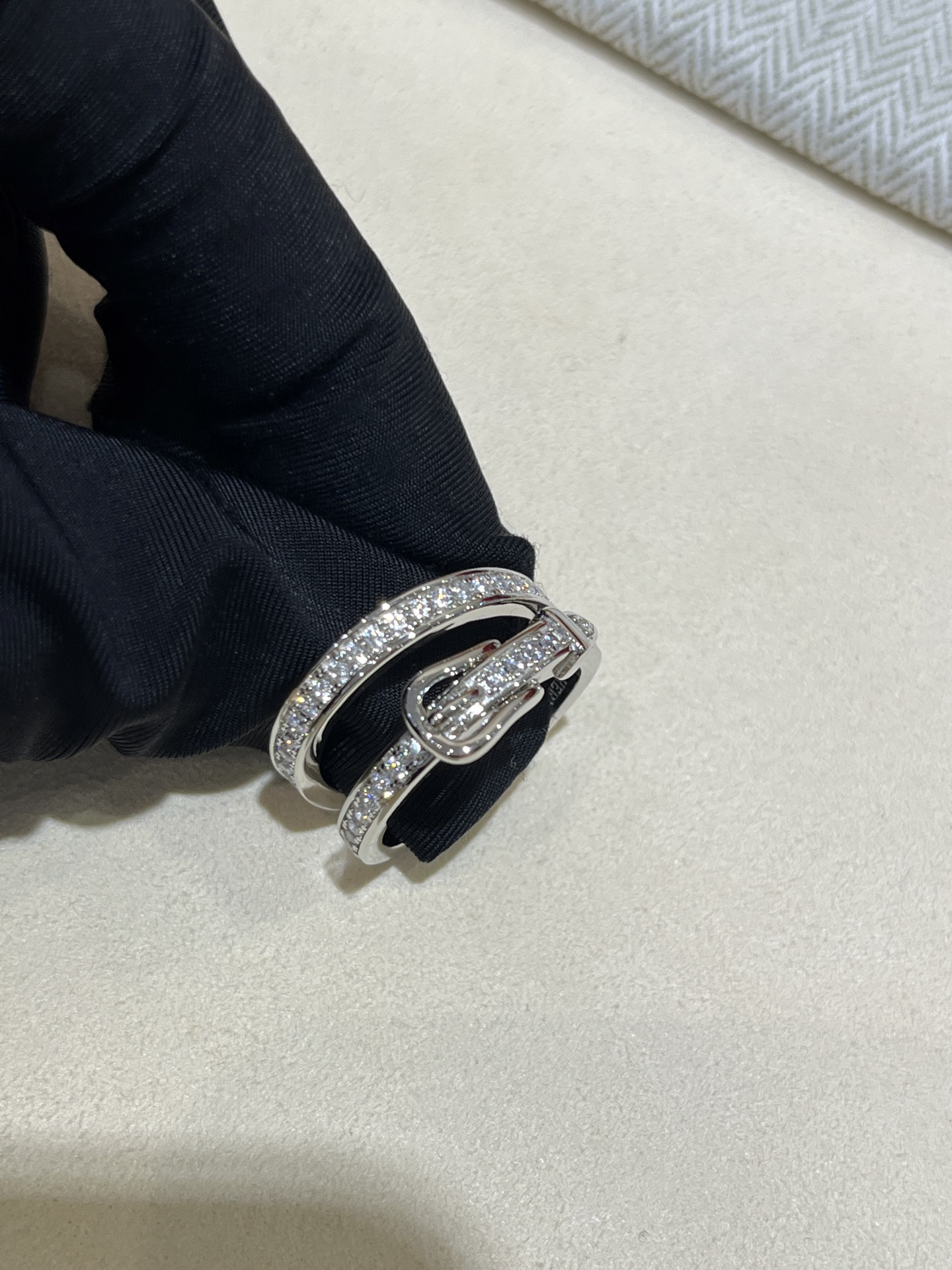 NO:635794,88270, today’s new double-layered ring. The 25-year new full-diamond double-layered belt buckle platinum ring. Integrate Etriviere belt elements into jewelry. White gold inlaid with diamonds. Personalized and high-end. The double-layered design is very layered. It looks good on any side. The size is 6-7-8. ZK real gold and real diamonds. Customized s925 silver inlaid with zircon. A must-have for horse breeders, ring. Cartier high-end jewelry.1986090988270,今日新品双层戒指  25年新款满钻双层皮带扣白金色戒指 把Etriviere皮带元素融入了珠宝首饰 白金镶以碎钻 个性又高级～ 双层设计很有层次感 转哪面佩戴都好看 码数美码6-7-8 zk真金真钻 定制s925银镶嵌锆石 养马人必备,,ring,卡迪亚高端饰品,Jewelry