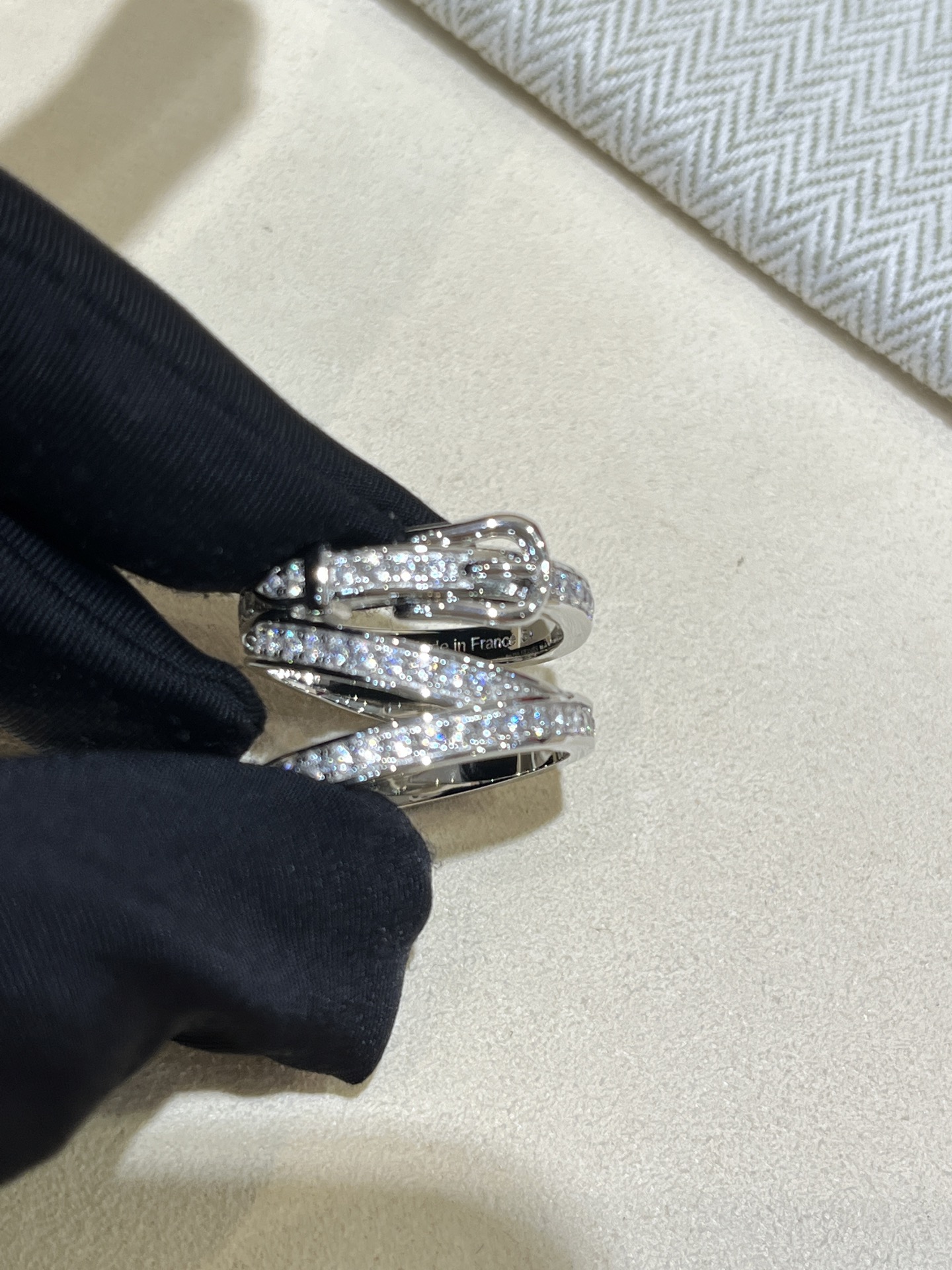 NO:635797,88290 Today's new three-layer ring 25-year new diamond-filled three-layer belt buckle white gold ring incorporates Etriviere belt elements into jewelry. White gold is inlaid with diamonds. It is personalized and high-end~ The three-layer design is very layered. The effect is so beautiful. The number of yards is 6-7-8 zk real gold and real diamonds. Customized s925 silver inlaid with zircon. A must-have for horse breeders, ring, Cartier high-end jewelry.1986090988290今日新品三层戒指  25年新款满钻三层皮带扣白金色戒指 把Etriviere皮带元素融入了珠宝首饰 白金镶以碎钻 个性又高级～ 三层设计很有层次感 上手效果太美了 码数美码6-7-8 zk真金真钻 定制s925银镶嵌锆石 养马人必备,,ring,卡迪亚高端饰品,Jewelry