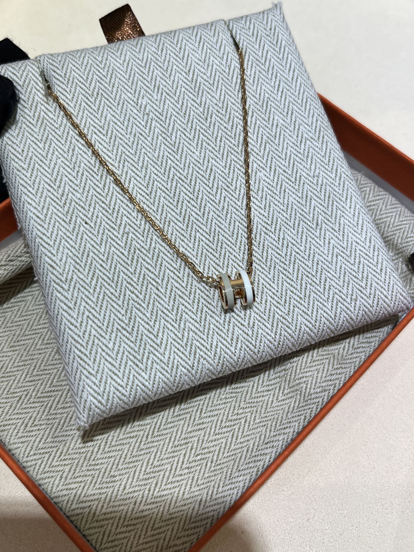 NO:714434,88200 arrived today to buy yb galaxy color 25 years new mini mini pop H necklace zp official website price, 25 years new color matching milk tea color + white combination is so gentle and cute. A cute little item that the rich and beautiful will buy even if it is not available. Pendant yb same brass material enamel craftsmanship, necklace, Cartier high-end jewelry1986090988200今日到货购入yb 星系色  25年新品迷你mini pop H项链 zp官网价格,25年新推出的配色 奶茶色+白色的搭配简直太温柔可爱了 白富美们不配货也要买的可爱小单品 吊坠yb一样黄铜材质珐琅工艺,,necklace,卡迪亚高端饰品,Jewelry