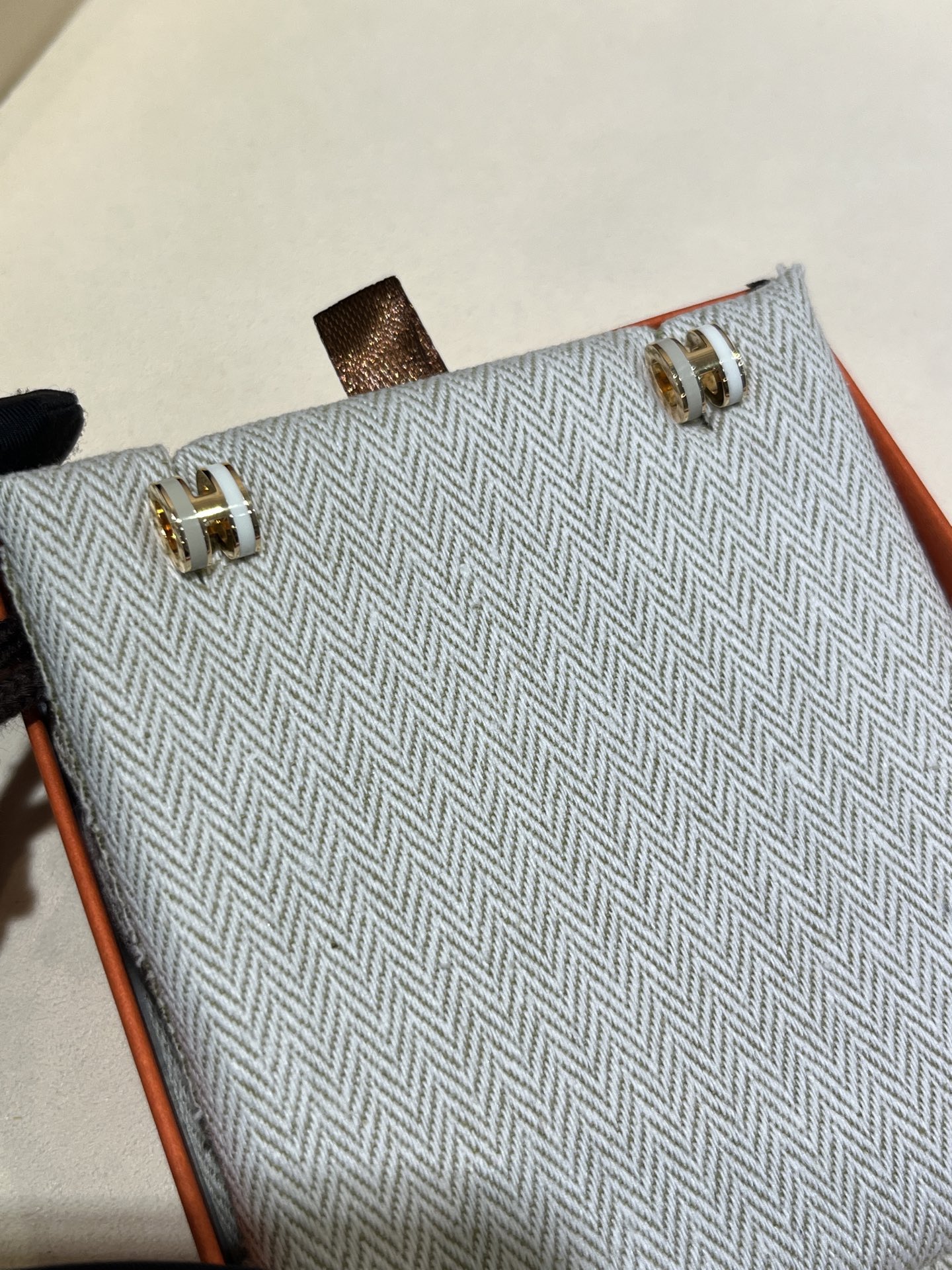 NO:714440,88220, arrived today to buy yb galaxy color 25 years new mini mini pop H earrings zp official website price, 25 years new color matching milk tea color + white combination is so gentle and cute, a cute little item that the rich and beautiful will buy even if it is not available. yb same brass enamel material + stainless steel earrings, Cardia high-end jewelry1986090988220,今日到货购入yb 星系色  25年新品迷你mini pop H耳钉 zp官网价格,25年新推出的配色 奶茶色+白色的搭配简直太温柔可爱了 白富美们不配货也要买的可爱小单品 yb一样黄铜珐琅材质+不锈钢耳针,,卡迪亚高端饰品,Jewelry