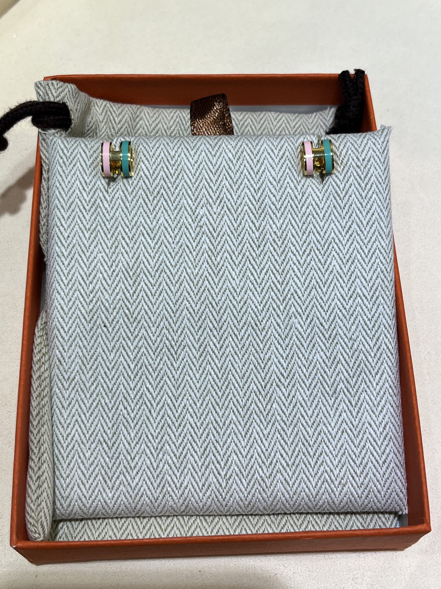 NO:714428,88220, arrived today to purchase yb earrings, 25-year-old new mini mini pop H earrings, zp official website price, 25-year new color matching, pink + green color matching design is very interesting and energetic, reducing age, a cute little item that the rich and beautiful will buy even if it is not available. Stainless steel earrings made of the same brass enamel as yb, contrasting two-color earrings with original box, Cardia high-end jewelry1986090988220,今日到货购入yb 耳钉  25年新品迷你mini pop H耳钉 zp官网价格,25年新推出的配色 粉+绿的拼色设计很有趣活力减龄 白富美们不配货也要买的可爱小单品 yb一样黄铜珐琅材质不锈钢耳针 撞色双色耳钉带原盒,,卡迪亚高端饰品,Jewelry