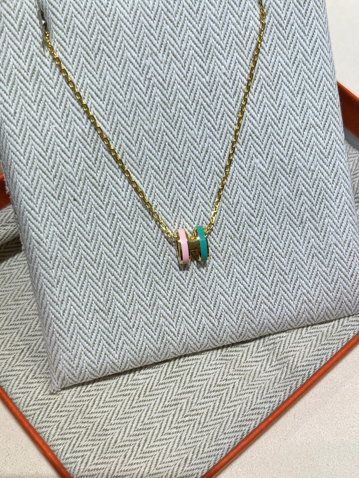 NO:714435,88200 arrived today to buy yb's 25-year new mini pop H necklace zp official website price, the new color matching in 25 years. The pink + green color matching design is very interesting and energetic to reduce age. A cute little item that the rich and beautiful will buy even if they don't have the goods. The pendant is made of the same brass material as yb and has enamel craftsmanship, necklace, and Cartier high-end jewelry.1986090988200今日到货购入yb  25年新品迷你mini pop H项链 zp官网价格,25年新推出的配色 粉+绿的拼色设计很有趣活力减龄 白富美们不配货也要买的可爱小单品 吊坠yb一样黄铜材质珐琅工艺,,necklace,卡迪亚高端饰品,Jewelry