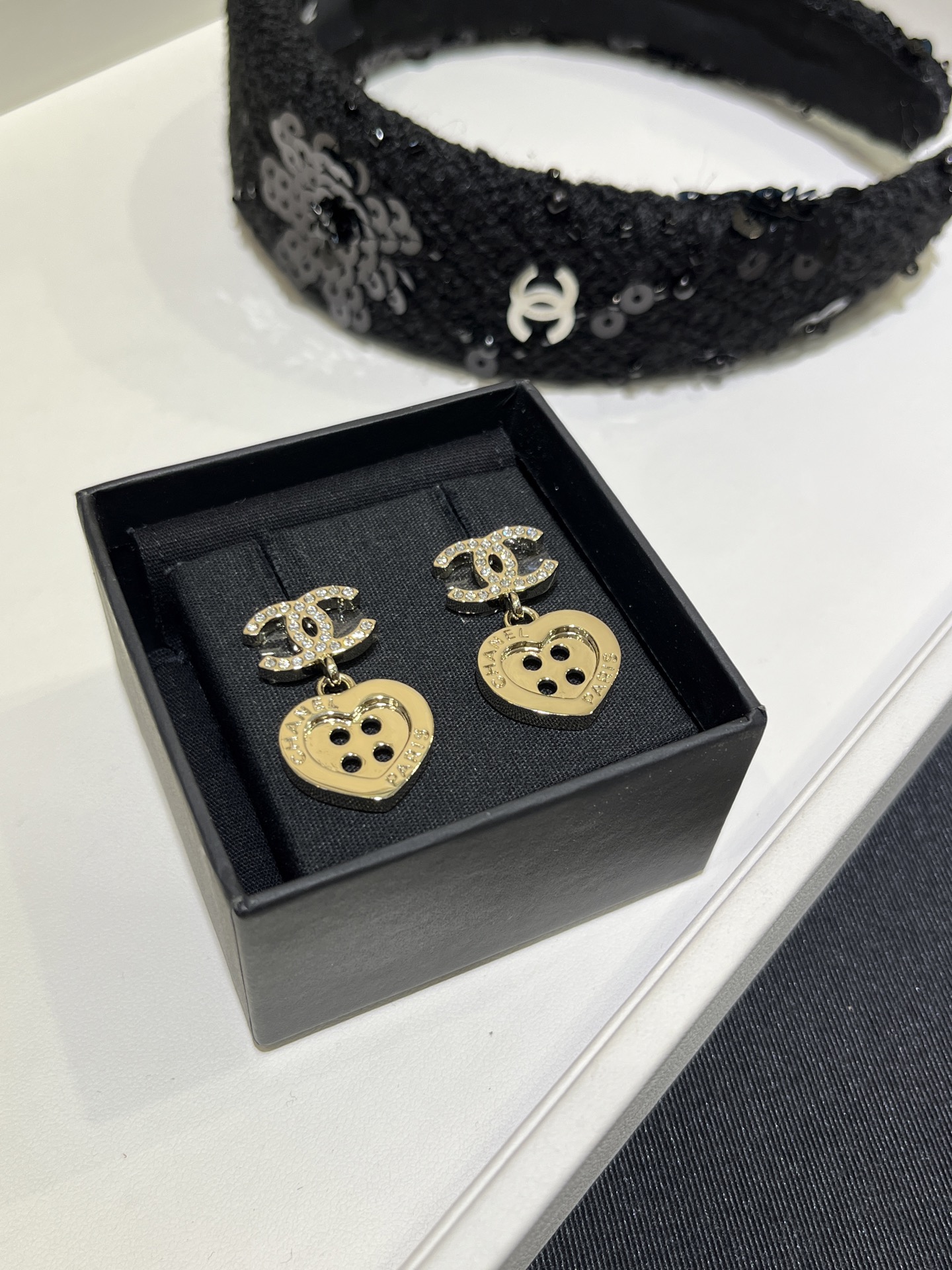 NO:635265,88170, today’s new purchase yb 25K new gold love button full of diamonds double C earrings. The shape of the love button is so cute. The lettering details are very exquisite. It is very recognizable with the gold full diamond double C logo. It is very suitable for daily wear and has a vintage feel. It is made of the same brass as yb. Swarovski diamonds are popular, Cartier high-end jewelry1986090988170,今日新品购入yb 25K新款金色爱心纽扣满钻双C耳钉 爱心纽扣造型太乖啦 刻字细节很精致 搭配金色满钻双C徽标很有辨识度 很适合日常佩戴哦有点vintage味道 yb一样黄铜材质 施华洛钻爆款,,卡迪亚高端饰品,Jewelry