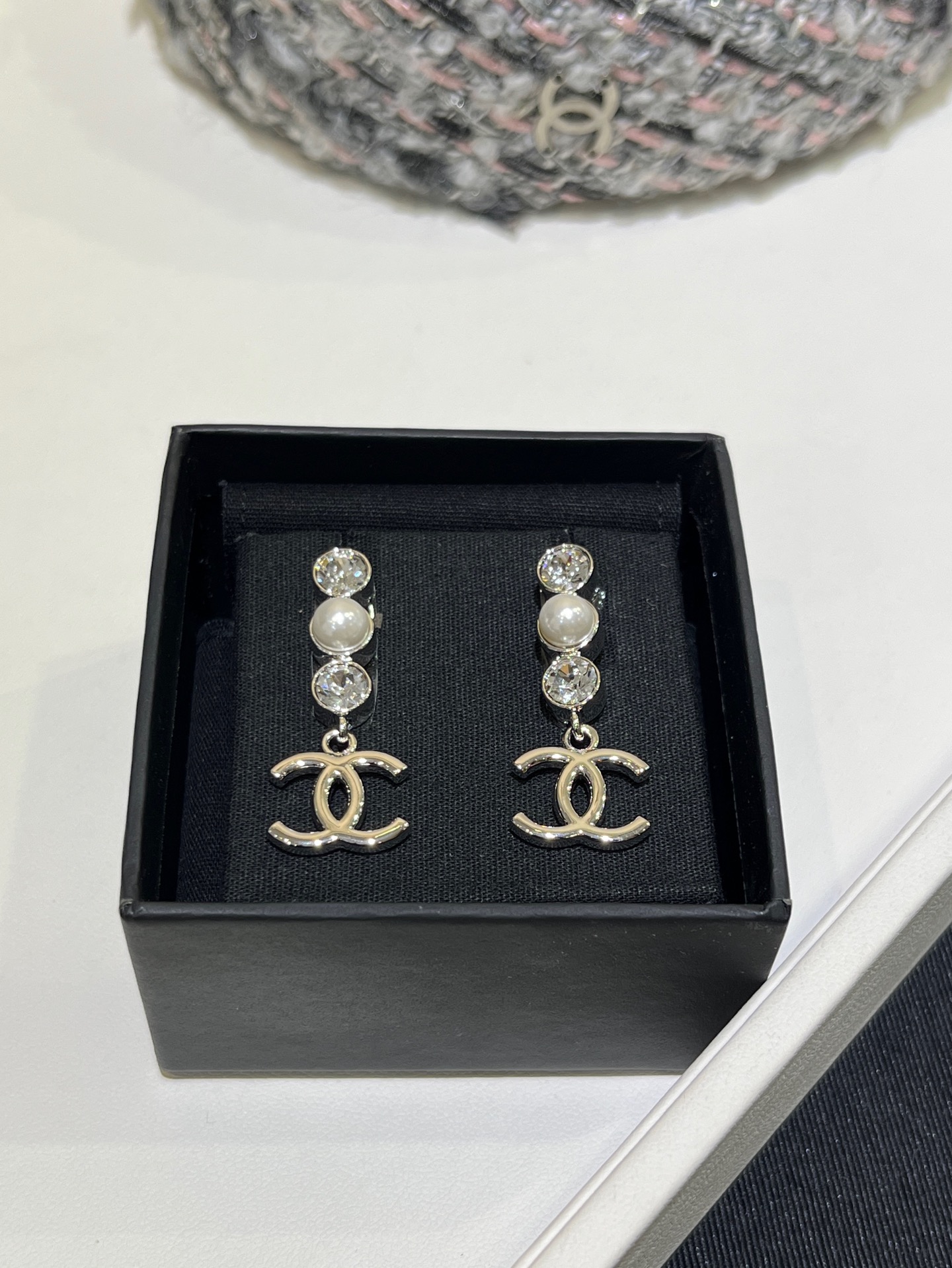 NO:635587,88190. Today’s new earrings are 25s new silver rhinestone and pearl double C earrings. The combination of silver double C pearls and round diamonds is very eye-catching. Gentle and intellectual Korean women have a sense of sight. They are super cute and fashionable for daily wear. The same brass material as yb. Swarovski diamonds, Cartier high-end jewelry1986090988190. 今日新品耳钉 25s新款银色水钻拼珍珠双C耳钉 银色双C珍珠圆钻的搭配很耐看 温柔知性韩女即视感 日常佩戴闪闪的超可爱时髦感满分 yb一样黄铜材质 施华洛钻,,卡迪亚高端饰品,Jewelry