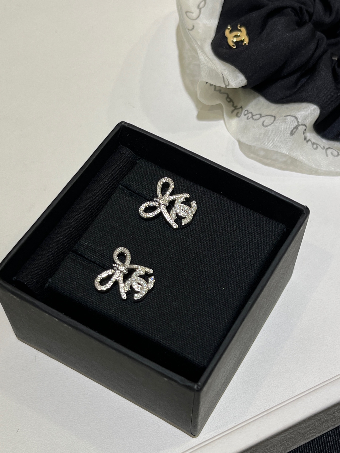 NO:635113,88160, arrived today to buy yb 25K new silver bow full diamond double C stud earrings. The small bow curvature is smooth and silky. The texture is a bit like rivets. It is very recognizable with the silver full diamond double C logo. It is very suitable for daily wear. It is sweet, delicate and noble. The same brass material as yb. Swarovski diamond hot style. Top version of stud earrings, earrings, Cardia high-end jewelry.1986090988160,今日到货购入yb 25K新款银色蝴蝶结满钻双C耳钉 小蝴蝶结弧度流畅丝滑 纹理有点像铆钉 搭配银色满钻双C徽标很有辨识度 很适合日常佩戴哦甜美精致又贵气 yb一样黄铜材质 施华洛钻爆款 耳钉耳环顶级版本,,earrings,卡迪亚高端饰品,Jewelry