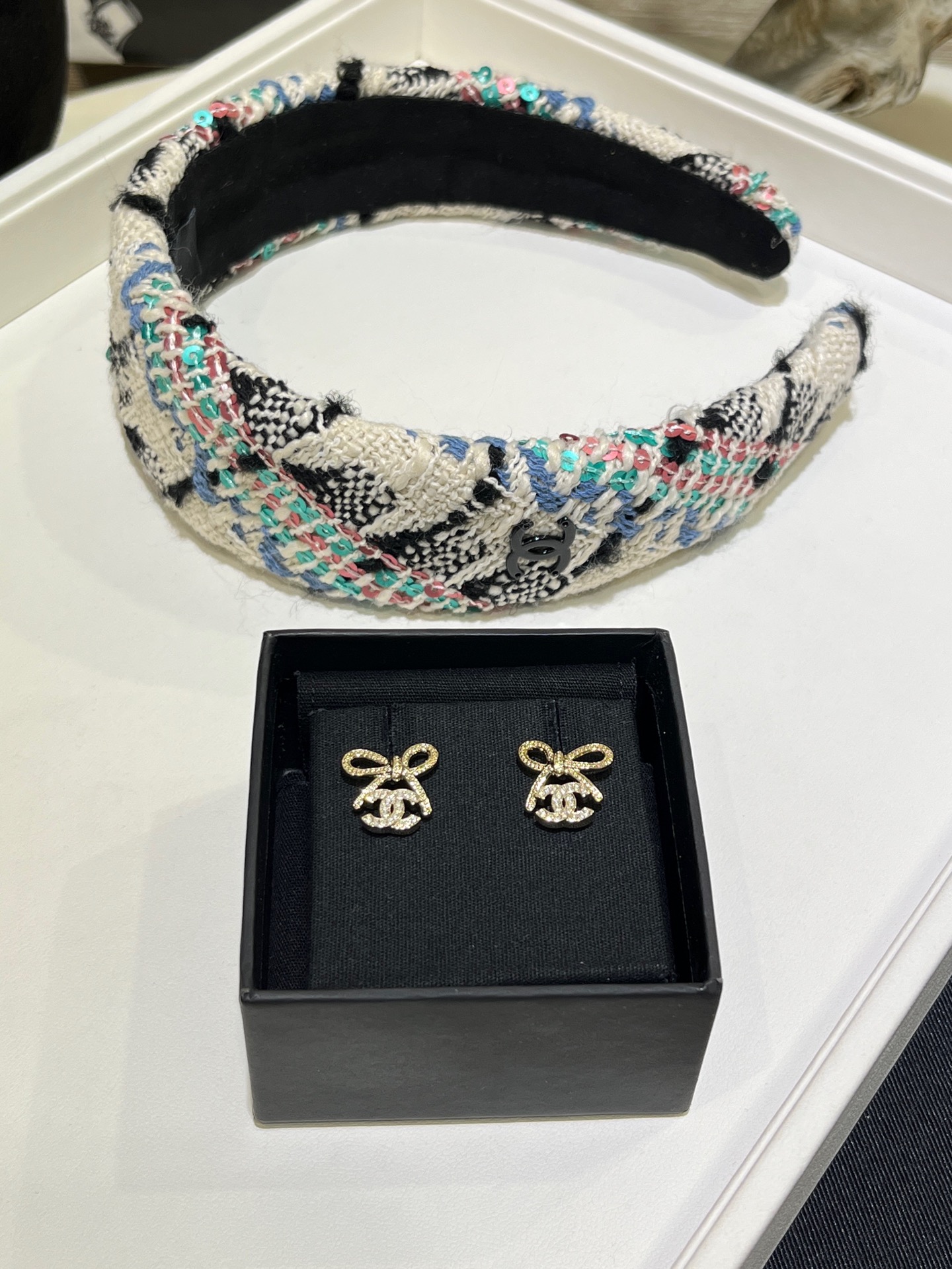 NO:677816,88160 Arrive today and buy yb 25K new light gold bow full diamond double C stud earrings. The curvature of the small bow is smooth and smooth. The texture is a bit like a rivet. The light gold full diamond double C logo is very recognizable. It is very suitable for daily wear. It is sweet, delicate and noble. The same brass material as yb. Swarovski diamond hot style. Stud earrings with packaging box. Top version, earrings, Cartier high-end jewelry1986090988160 今日到货购入yb 25K新款浅金色蝴蝶结满钻双C耳钉 小蝴蝶结弧度流畅丝滑 纹理有点像铆钉 搭配浅金色满钻双C徽标很有辨识度 很适合日常佩戴哦甜美精致又贵气 yb一样黄铜材质 施华洛钻爆款 耳钉耳环带包装盒 顶级版本,,earrings,卡迪亚高端饰品,Jewelry