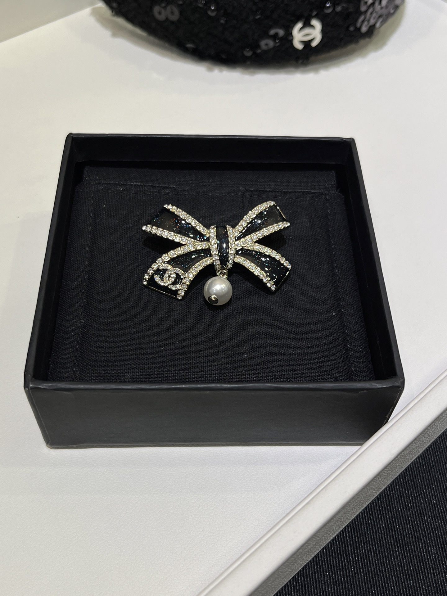 NO:635203,88200, today’s new brooch. 25B new double C black enamel bow pearl pendant brooch. Black enamel with sequins. Matching color. The classic black and gold color matches the skin tone. The more you look at it, the more beautiful it becomes. The atmosphere depends on it. The upper body is elegant and majestic. The same brass material as yb. Customized crystal. Customized pearls, brooch, breastpin, Cartier high-end jewelry.1986090988200,今日新品胸针 . 25B新款双C黑色珐琅蝴蝶结珍珠吊坠胸针 带着亮片的黑色珐琅 对版调色 经典黑金配色非常衬肤色 越看越美～ 氛围感全靠它了佩戴上身优雅大气 yb一样黄铜材质 定制水晶 定制珍珠,,brooch，breastpin,卡迪亚高端饰品,Jewelry