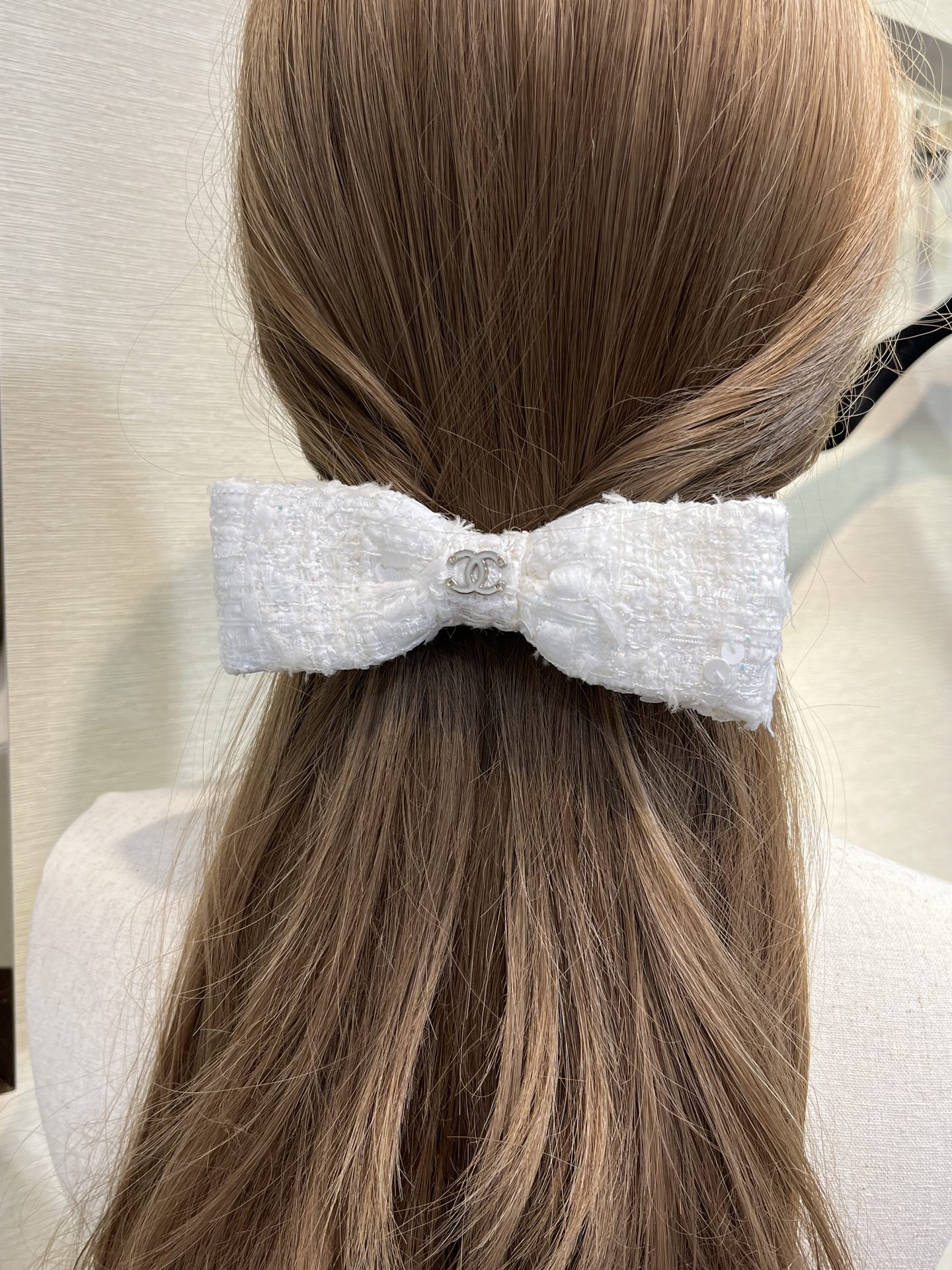 NO:635116,88180, today’s new hairpins, new golden double C white woolen bow hairpins, white sequins customized woolen colors, so beautiful and high-end, very intellectual and gentle ~ a must-have for fair-faced beauties, large bow hairpins look great when worn on the upper body, small heads and small heads, hairpins, Cardia high-end jewelry1986090988180,今日新品发夹 新款金色双C白色毛呢蝴蝶结发夹 白色亮片定制毛呢颜色太美太高级了 就很知性温柔～淡颜美女必备 大号蝴蝶结发夹佩戴上身很显脸小头小,,hairpins,卡迪亚高端饰品,Jewelry