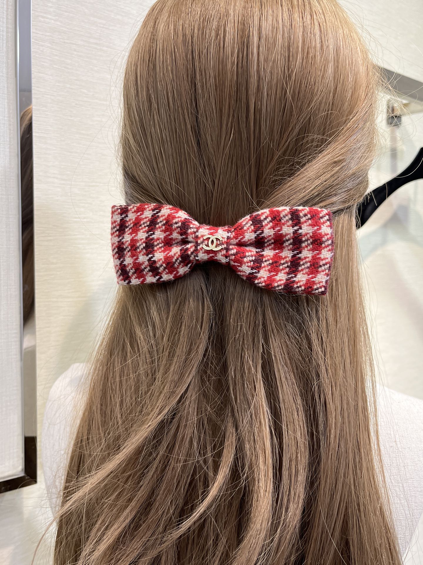 NO:635272,88160, today's new hairpins, 25 years new early spring new golden double C red plaid woolen bow hairpins, red houndstooth woolen artistic retro, very suitable for skin color, bow hairpins are very suitable for half-tied hair style, cute and sweet, full of gold, big and beautiful upper body, hairpins, Cardia high-end jewelry1986090988160,今日新品发夹 25年早春新款金色双C红色格纹毛呢蝴蝶结发夹 红色千鸟格毛呢文艺复古 很衬肤色 蝴蝶结发夹很适合半扎发造型 乖巧甜美千金感满满 上身巨好看,,hairpins,卡迪亚高端饰品,Jewelry