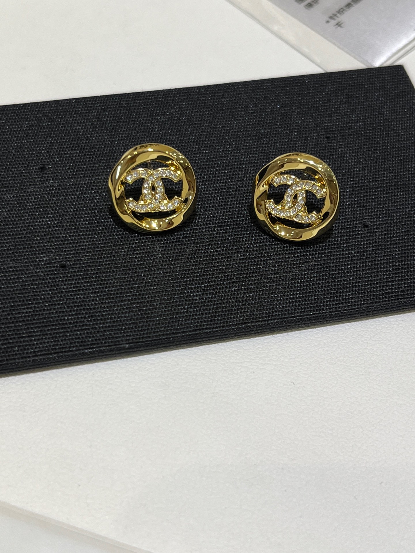 NO:635215,88160, arrived today to buy yb 25K new gold full diamond double C hollow round stud earrings. Simple and fashionable irregular frame design. It is a test of craftsmanship. The embedded crystal double Cblingbling is so cute. The upper ear has the temperament of a rich family. Versatile and not picky. Brass material like yb. Swarovski crystal. Button stud earrings with picture box. Top version, earrings, Cardia high-end jewelry.1986090988160,今日到货购入yb 25K新款金色满钻双C镂空圆形耳钉 简约时髦的不规则边框设计 很考验工艺 内嵌水晶双Cblingbling太可爱啦 上耳很有富家千金气质 百搭不挑人 yb一样黄铜材质 施华洛水晶 纽扣耳钉耳环带图片包装盒 顶级版本,,earrings,卡迪亚高端饰品,Jewelry
