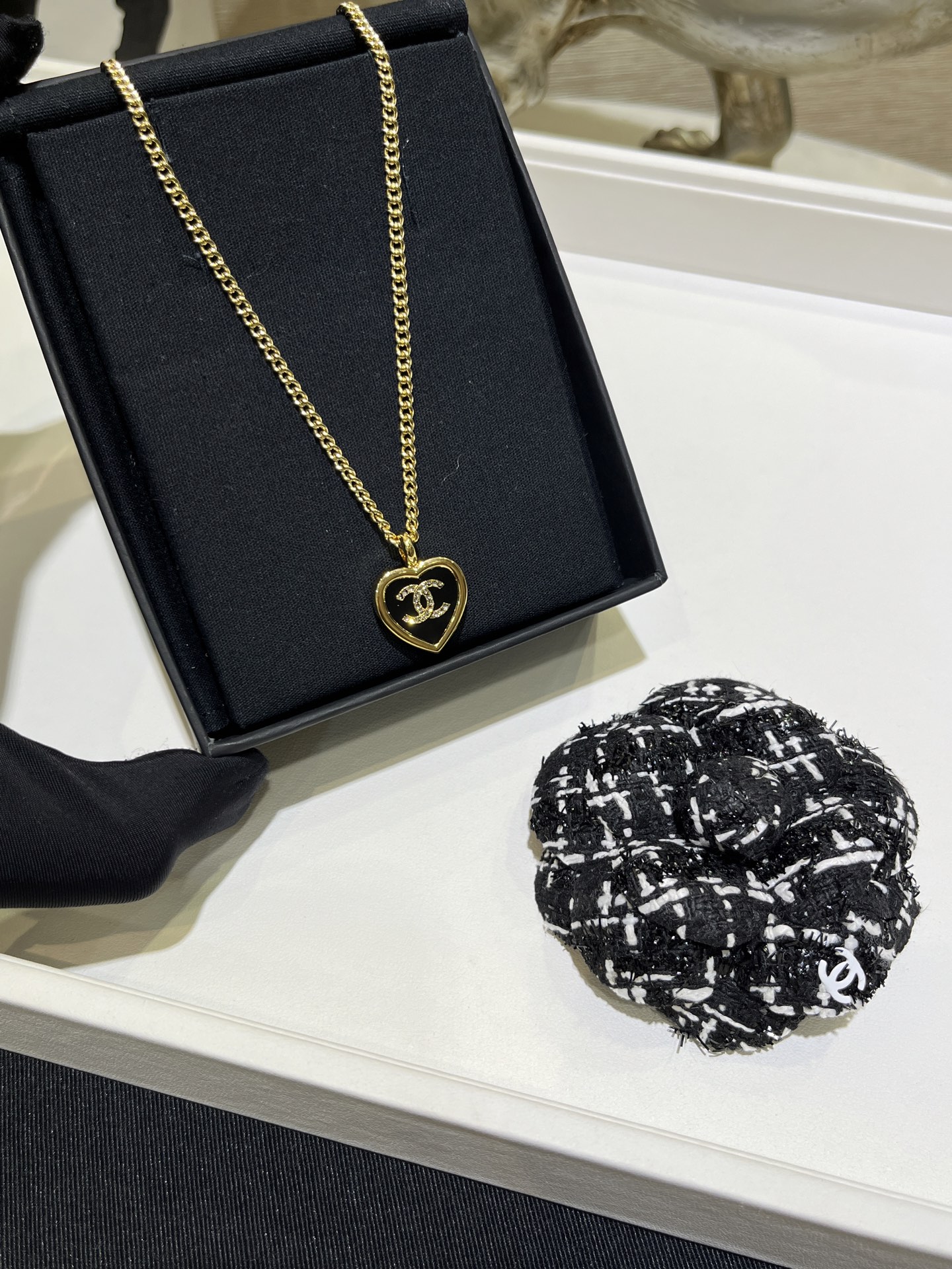 NO:635060,88180 Today's new purchase yb necklace 25B new black enamel gold double C love necklace. The retro gold is very high-end. The metal texture is simply beautiful. Every time Xiaoxiangjia comes out with a black and gold color love model, it will be popular. The length of the necklace is adjustable. It is easy to match with daily. The same brass enamel craftsmanship as yb. Swarovski diamonds. Top version, chanel, necklace, Cartier high-end jewelry.1986090988180 今日新品购入yb 项链 25B新款黑色珐琅金色双C爱心项链 复古金很高级 金属质感简直太美了 小香家每次出黑金配色爱心款都必爆 项链长度可调节 日常太好搭配啦 yb一样黄铜珐琅工艺 施华洛钻 顶级版本,,chanel,necklace,卡迪亚高端饰品,Jewelry