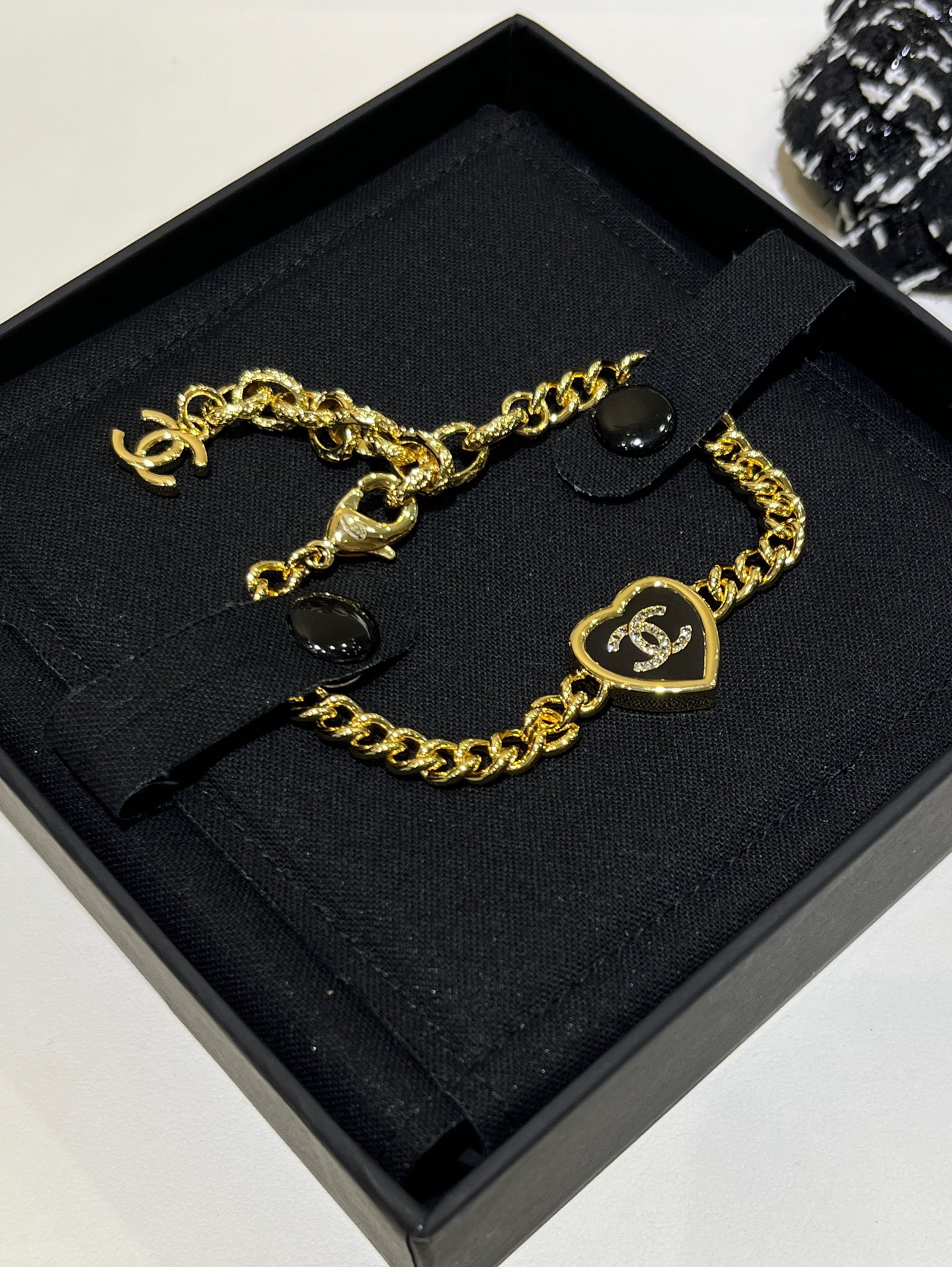 NO:635063,88180, today’s new purchase yb bracelet 25B new black enamel gold double C love bracelet. The retro gold is very high-end. The metal texture is simply beautiful. Every time Xiaoxiangjia comes out with the black and gold color love model, it will be popular. The length of the bracelet is adjustable. It is easy to match with daily. The same brass enamel craftsmanship as yb. Swarovski diamonds. Top version, chanel, bracelet, Cartier high-end jewelry.1986090988180,今日新品购入yb 手链 25B新款黑色珐琅金色双C爱心手链 复古金很高级 金属质感简直太美了 小香家每次出黑金配色爱心款都必爆 手链长度可调节 日常太好搭配啦 yb一样黄铜珐琅工艺 施华洛钻 顶级版本,,chanel,bracelet,卡迪亚高端饰品,Jewelry