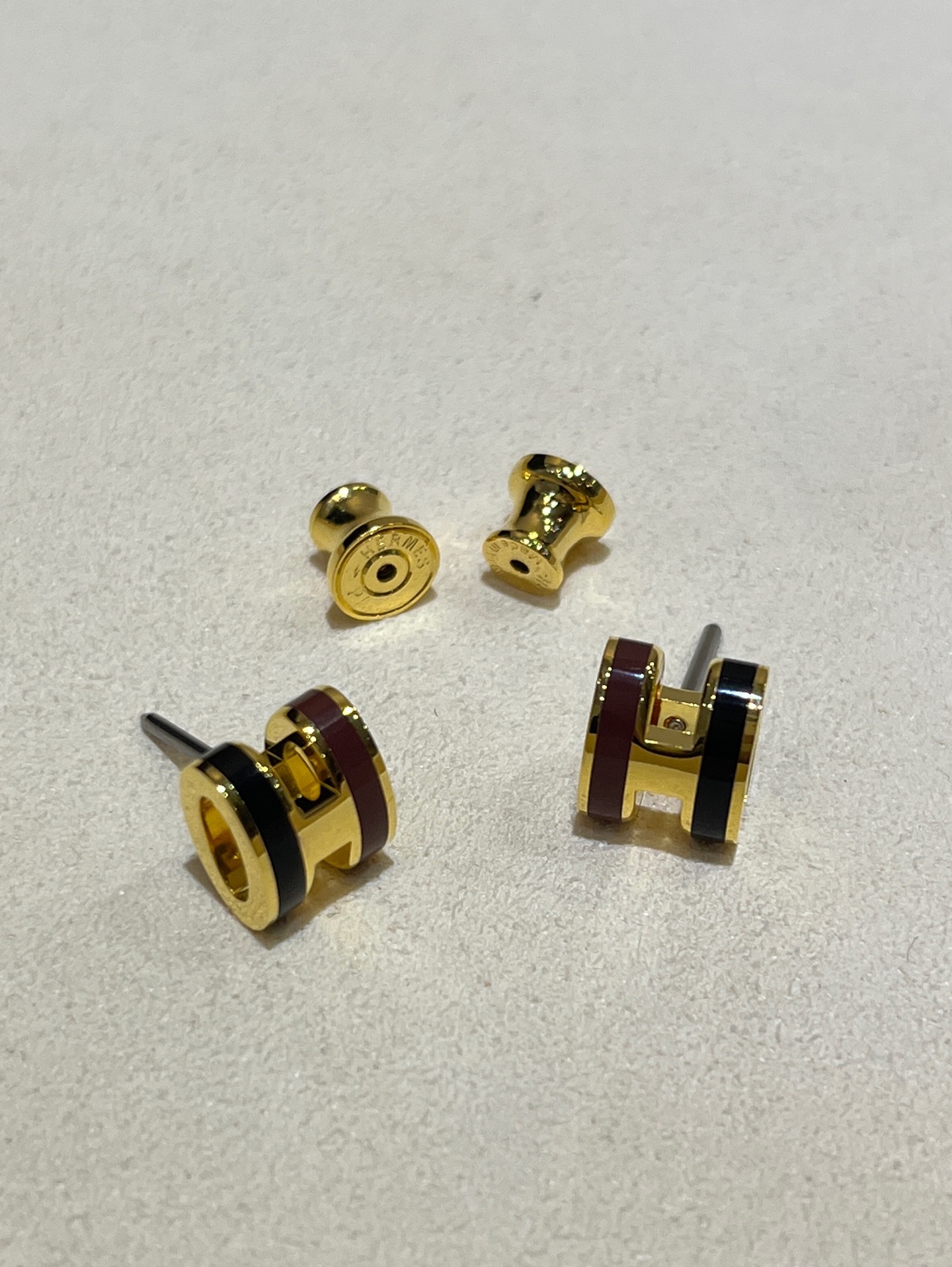 NO:714426,88220, arrived today to buy yb earrings, 25-year new mini mini pop H earrings, zp official website price, 25-year new color matching, burgundy + black color matching design is very interesting, a cute little item that the rich and beautiful will buy even if it is not available. Stainless steel earrings made of the same brass enamel as yb, contrasting two-color earrings with original box, galaxy color, Cartier high-end jewelry1986090988220,今日到货购入yb 耳钉  25年新品迷你mini pop H耳钉 zp官网价格,25年新推出的配色 酒红+黑色的拼色设计很有趣 白富美们不配货也要买的可爱小单品 yb一样黄铜珐琅材质不锈钢耳针 撞色双色耳钉带原盒 银河色,,卡迪亚高端饰品,Jewelry