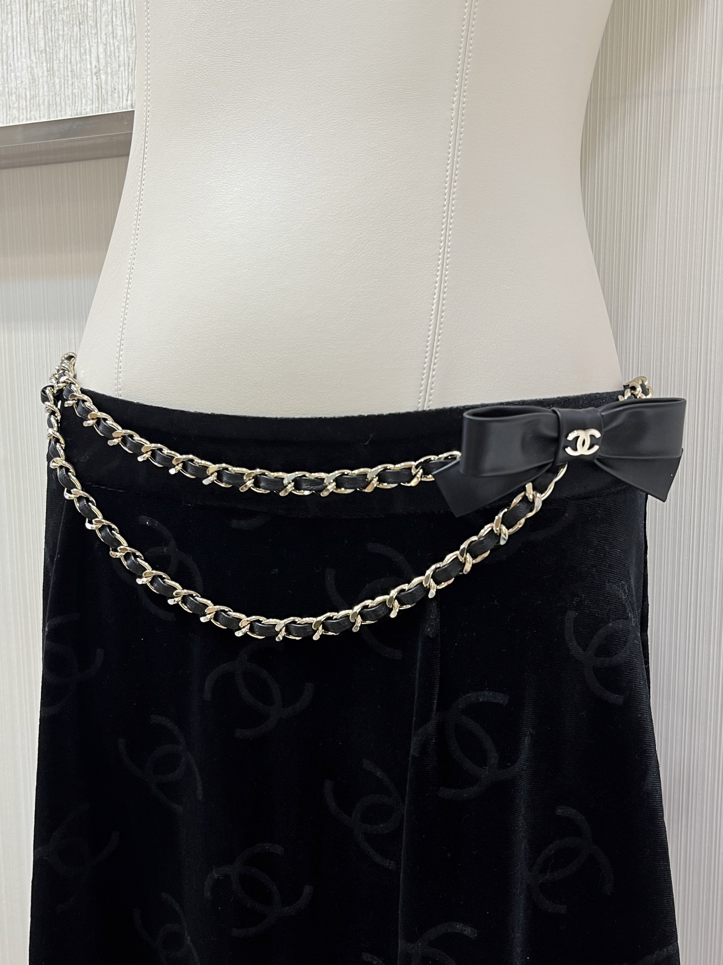 NO:635119,88390. Today’s new waist chain 25B new gold double C bow leather chain double-layer waist chain. The combination of leather chain and lambskin bow is very elegant and has a retro vintage feel. The length of the waist chain is adjustable. The double-layer chain design modifies the body proportions. The same brass material as yb. Lambskin. The popular waist chain belt, sheepskin, Cartier high-end jewelry1986090988390.今日新品腰链 25B新款金色双C蝴蝶结皮穿链双层腰链 皮穿链小羊皮蝴蝶结的搭配很气质 有点复古vintage的感觉 腰链长度可调节 双层链条的设计上身修饰身材比例 yb一样黄铜材质 小羊皮 腰链腰带爆款,,sheepskin,卡迪亚高端饰品,Jewelry