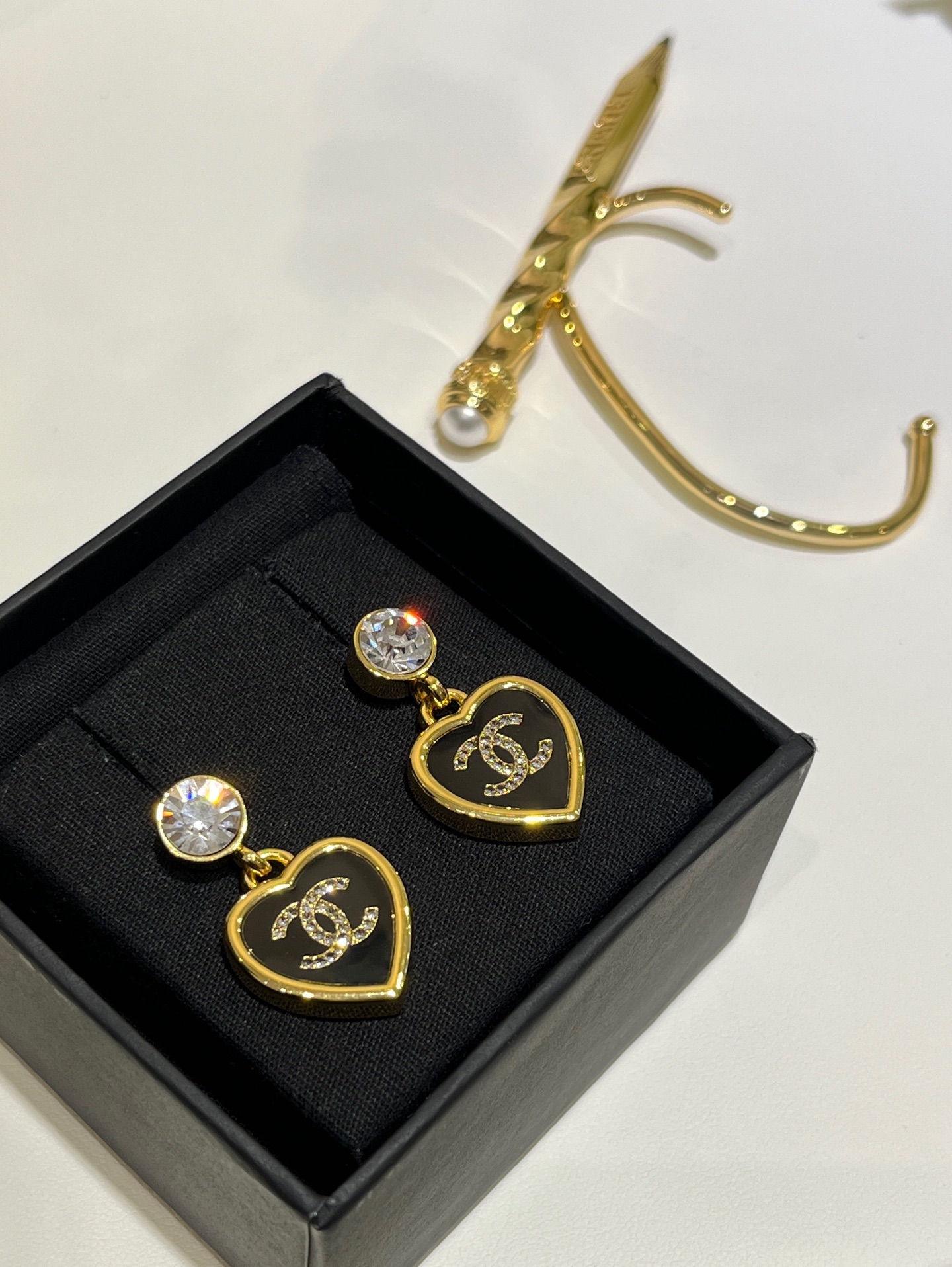 NO:635066,88180, today’s new purchase yb 25B new black enamel gold full diamond double C love heart rhinestone earrings. The vintage gold is very high-end. The metal texture is simply beautiful. The combination of large crystal hearts is fashionable and eye-catching. Every time Xiaoxiangjia comes out with a black and gold color heart model, it must be popular. The same brass material as yb Swarovski diamonds Enamel craftsmanship, chanel, Cartier high-end jewelry1986090988180, 今日新品购入yb 25B新款黑色珐琅金色满钻双C爱心水钻耳钉 复古金很高级 金属质感简直太美了 大颗水晶爱心的搭配时髦又耐看 小香家每次出黑金配色爱心款都必爆 yb一样黄铜材质 施华洛钻 珐琅工艺,,chanel,卡迪亚高端饰品,Jewelry