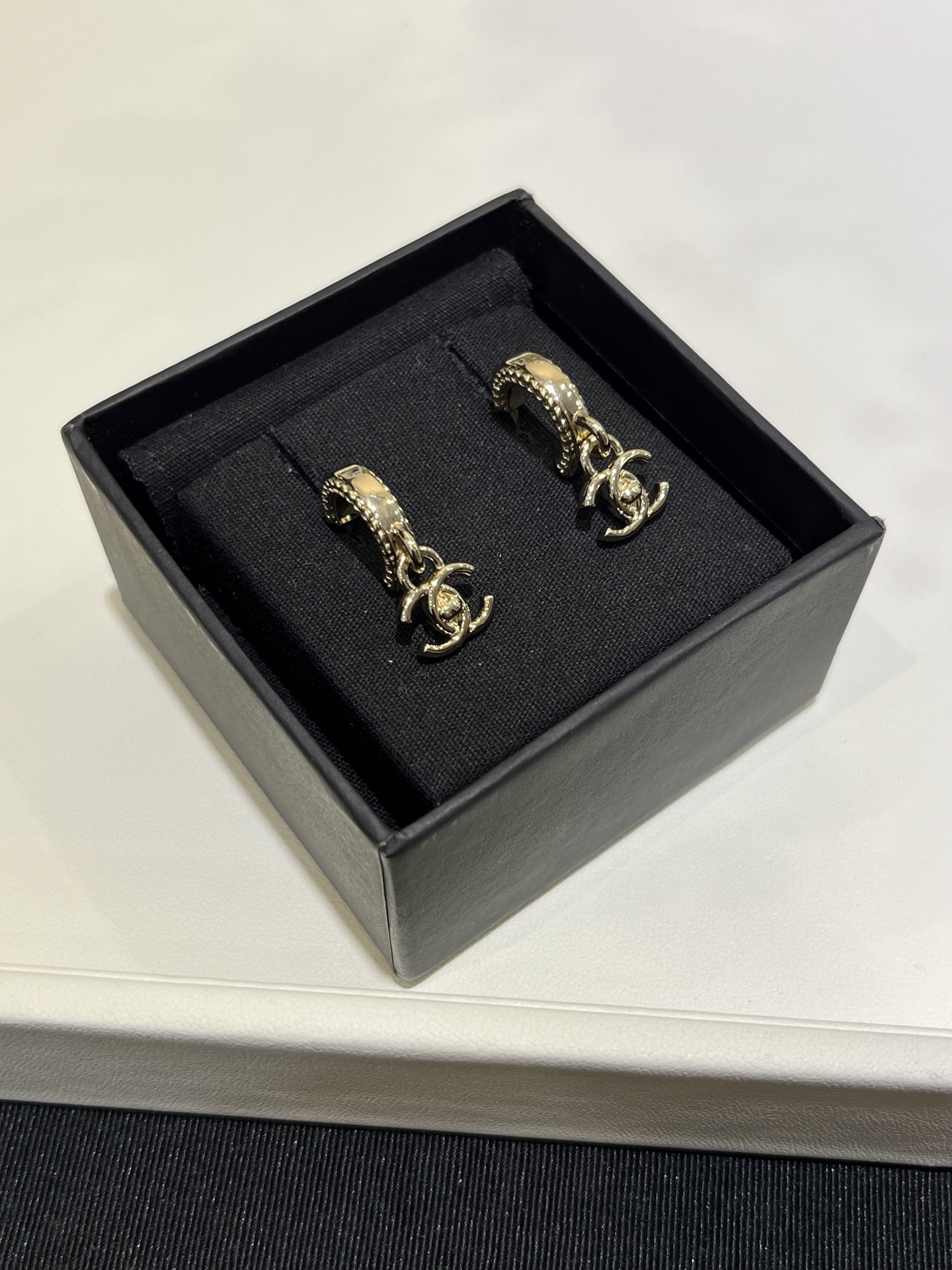 NO:635337,88180. Earrings arrived today. 25B new schoolbag buckle double C pendant metal chain earrings. Classic schoolbag buckle cc pendant + chain pattern small earrings. With a touch of gold, it is low-key and very noble. The texture is great and suitable for daily commuting or dating. The same brass material as yb. Top version, earrings, Cardia high-end jewelry1986090988180. 今日到货耳环 25B新款书包扣双C吊坠金属链条耳环 经典书包扣cc吊坠+链条纹路小耳圈 搭配淡淡的金色低调又很显贵气 质感超赞日常通勤或约会都很适合 yb一样黄铜材质 顶级版本,,earrings,卡迪亚高端饰品,Jewelry