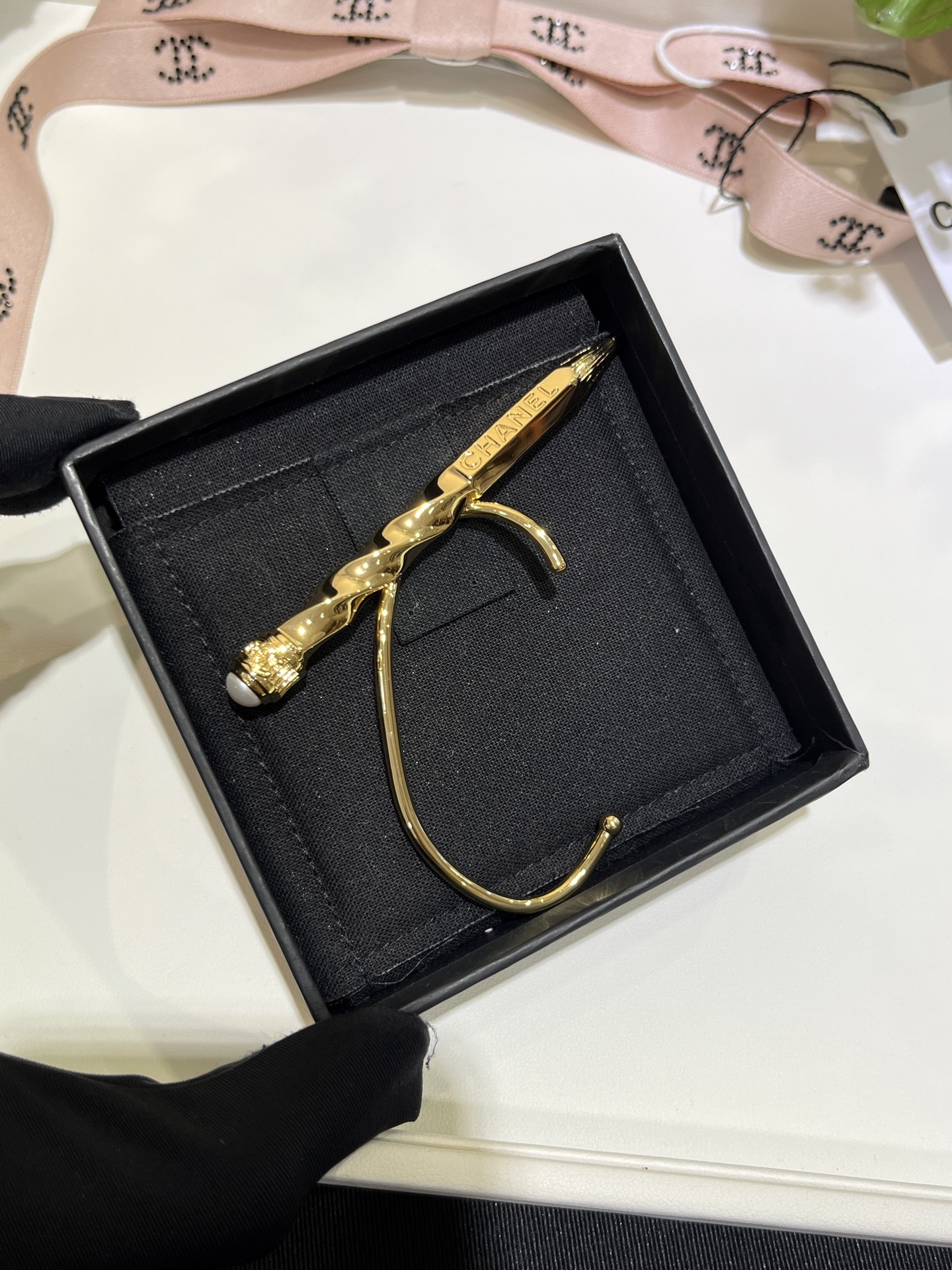 NO:635759,Arrive today and buy yb ear hooks. 25K new gold letter pencil ear hooks single pack. The most worth buying item of 25K is really cool. Black enamel refill + pearl eraser + metal texture. The detailed design is well handled and very creative!  Brass material like yb, enamel craftsmanship, customized pearls, ear-hook earrings with packaging box, can be worn without pierced ears, earrings, Cardia high-end jewelry19860909今日到货购入yb 耳挂 25K新款金色字母铅笔耳挂单只装 25K最值得入的单品真的太酷炫了 黑色珐琅笔芯+珍珠橡皮擦+金属纹理 细节设计处理得很到位 非常有创意！ yb一样黄铜材质 珐琅工艺 定制珍珠 耳挂耳环带包装盒 无耳洞也能戴,,earrings,卡迪亚高端饰品,Jewelry