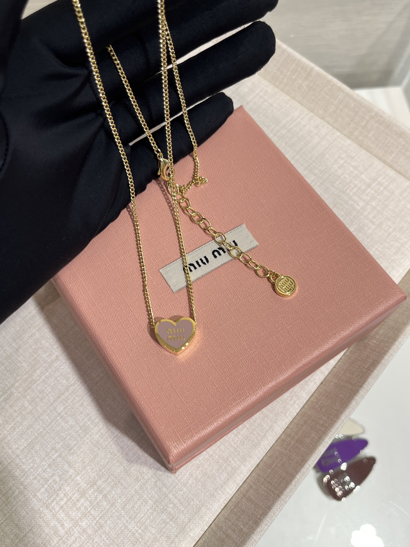 NO:677763,88180, the Chinese Valentine's Day limited edition necklace arrived today. The 25-year-old new pink enamel letter metal love necklace. The love button necklace is moderate in size. It is very easy to match for daily use. The minimalist design does not lose the girlish heart. Whether it is daily wear or a Chinese Valentine's Day gift, it is very suitable. YB-like brass material, enamel craftsmanship, CNC lettering, necklace, Cartier high-end jewelry1986090988180,今日到货七夕限定 项链 25年新款粉色珐琅字母金属爱心项链 爱心纽扣项链大小适中 日常超好搭配 极简设计感又不失少女心 无论是日常佩戴还是七夕送礼,超合适 yb一样黄铜材质 珐琅工艺 CNC刻字,,necklace,卡迪亚高端饰品,Jewelry