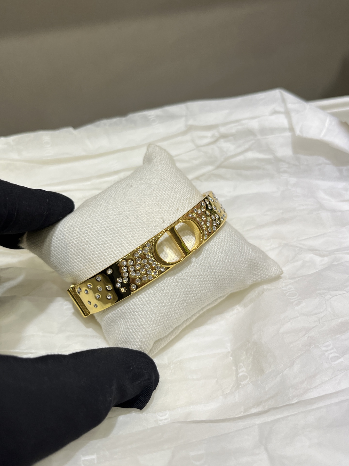 NO:635742,88200 bracelet 25th autumn and winter new baby's breath gold CD bracelet. The hollow CD letters are simple and elegant and highly recognizable. The baby's breath crystal is shining and exquisite from all angles. The same brass material as yb. Customized crystal, bracelet, Cartier high-end jewelry.1986090988200手镯 25年秋冬新款满天星金色CD手镯 镂空CD字母简约大气极具辨识度 满天星水晶各个角度都很闪耀精致 yb一样黄铜材质 定制水晶,,bracelet,卡迪亚高端饰品,Jewelry