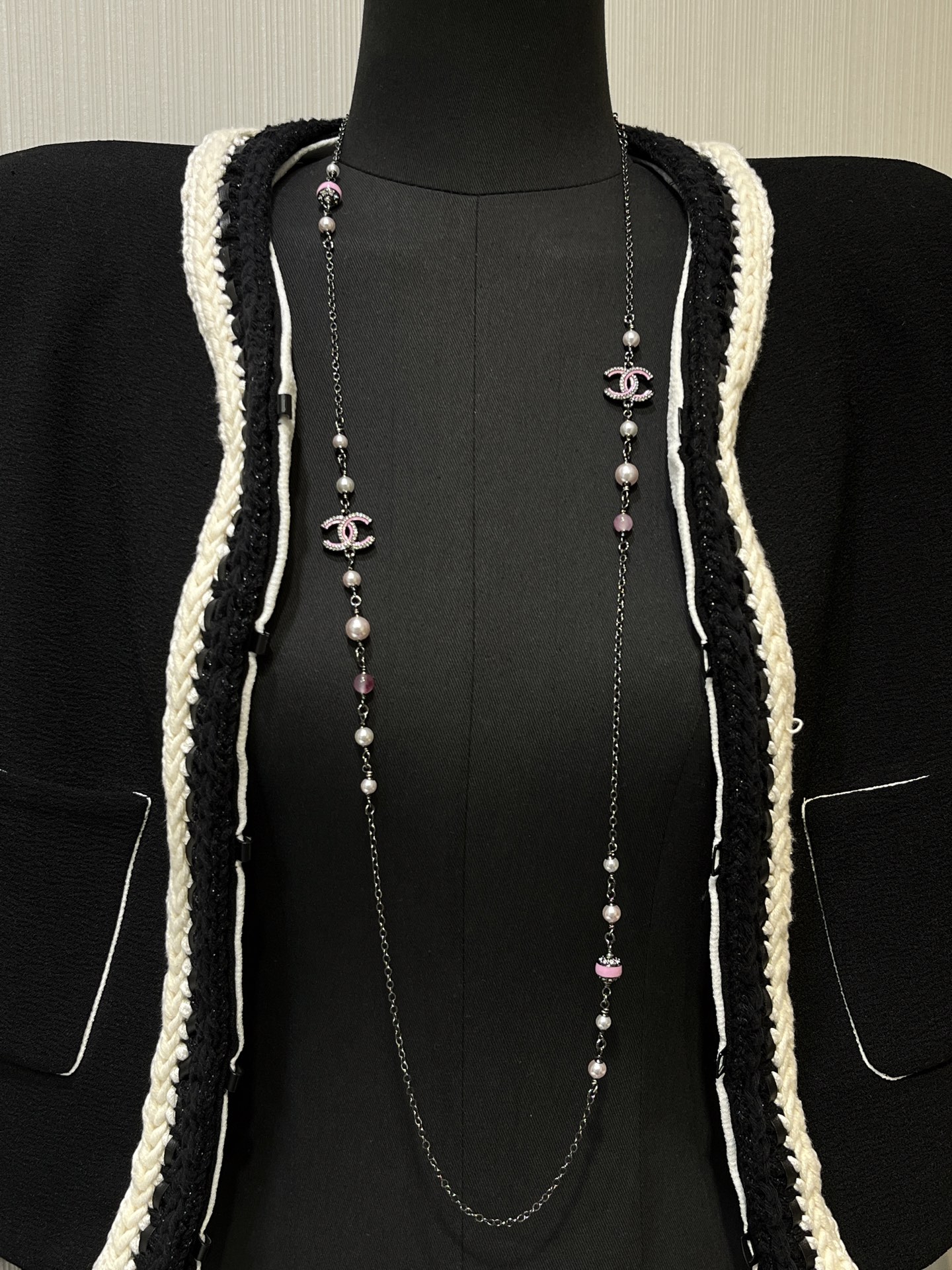 NO:635852,88290, new product purchased today 25B new pink enamel double C pearl necklace sweater chain. Double C with rhinestones and pink enamel. Simple and classic. Paired with pearl pink beads. It has a special temperament. The black and pink color matching makes the upper body fashionable. The upper body has its own aura. The same brass material as yb. Swarovski diamond. Enamel craftsmanship. Top version, sweaters, necklace, Cartier high-end jewelry.1986090988290,今日新品购入 25B新款粉色珐琅双C珍珠项链毛衣链 水钻拼接粉色珐琅的双C 简单经典 搭配珍珠粉色串珠 又带点特别的气质 黑粉配色时髦感get 上身自带气场 yb一样黄铜材质 施华洛钻 珐琅工艺 顶级版本,,sweaters,necklace,卡迪亚高端饰品,Jewelry