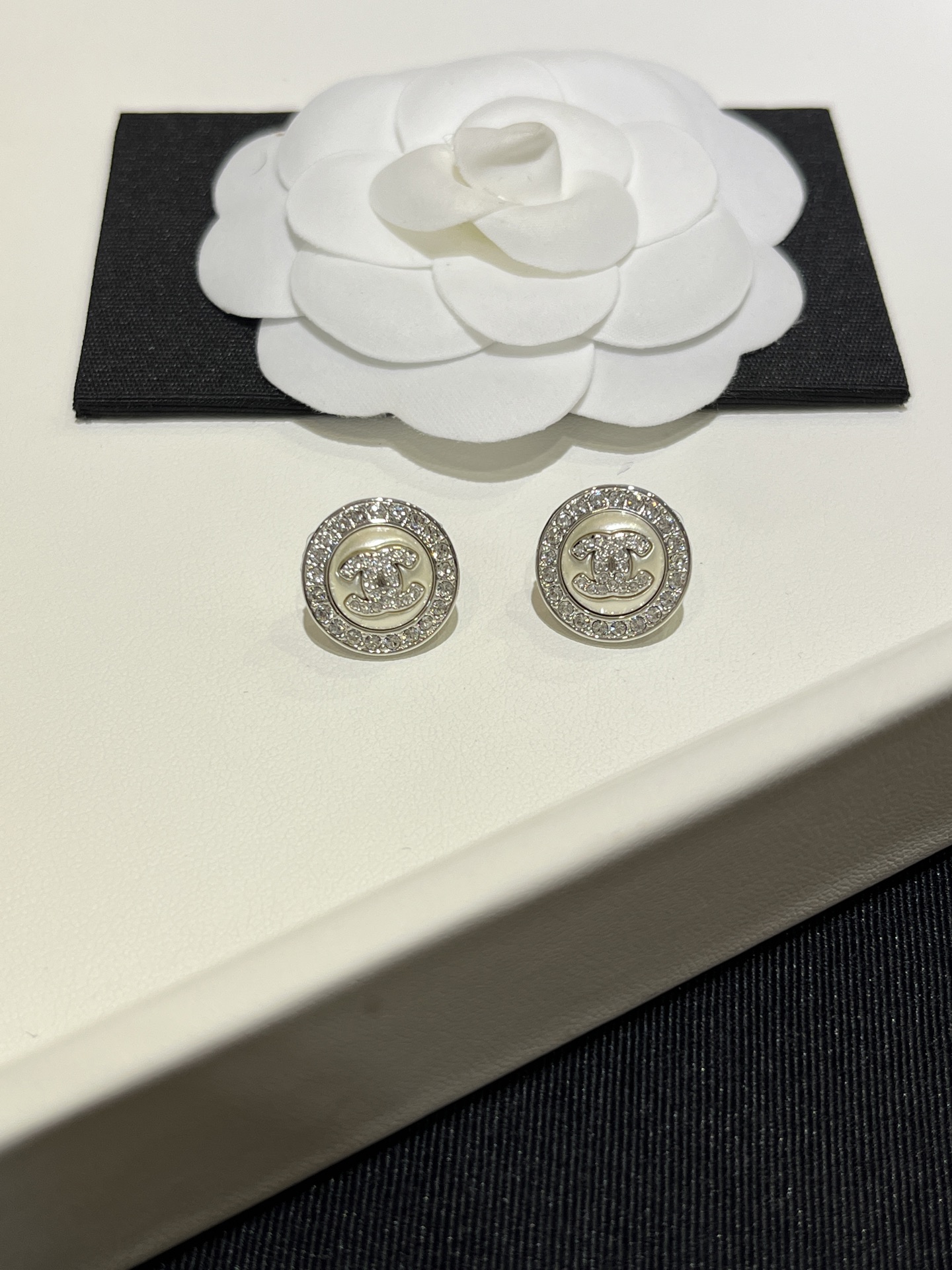 NO:635955,88180, 25B new full diamond double C silver button pearl earrings. Silver full diamond double C embellished with small pearl buttons. A full circle of sparkling diamonds on the outside. Gentle and elegant. Very classic. Very refreshing and simple design. Suitable for daily wear. Consistent brass material. Swarovski diamonds. Customized resin, Cartier high-end jewelry.1986090988180, 25B新款满钻双C银色纽扣珍珠耳钉 银色满钻双C点缀珍珠小纽扣 外镶一整圈闪钻温婉大气很经典 非常清爽简单的设计 适合日常佩戴 z一致黄铜材质 施华洛钻 定制树脂,,卡迪亚高端饰品,Jewelry