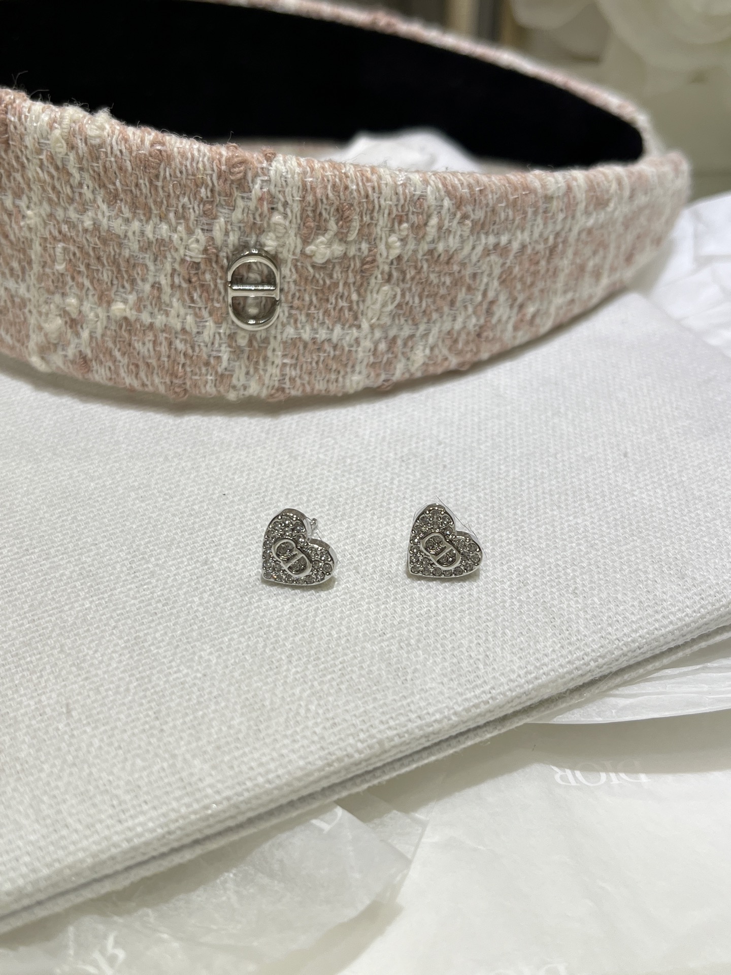 NO:635206,88160, Today's new earrings. 25 years new silver full diamond love CD earrings Full diamond small love silver CD, low-key, noble and exquisite, versatile size for daily use, super sparkling and cute for daily wear, yb same brass material, Swarovski crystal, earrings, earrings with packaging, top version, earrings, Cardia high-end jewelry1986090988160,今日新品耳钉 . 25年新款银色满钻爱心CD耳钉 满钻小爱心银色CD 低调贵气又精致 尺寸日常百搭 日常佩戴超闪超可爱 yb一样黄铜材质施华洛水晶 耳钉耳环带包装 顶级版本,,earrings,卡迪亚高端饰品,Jewelry