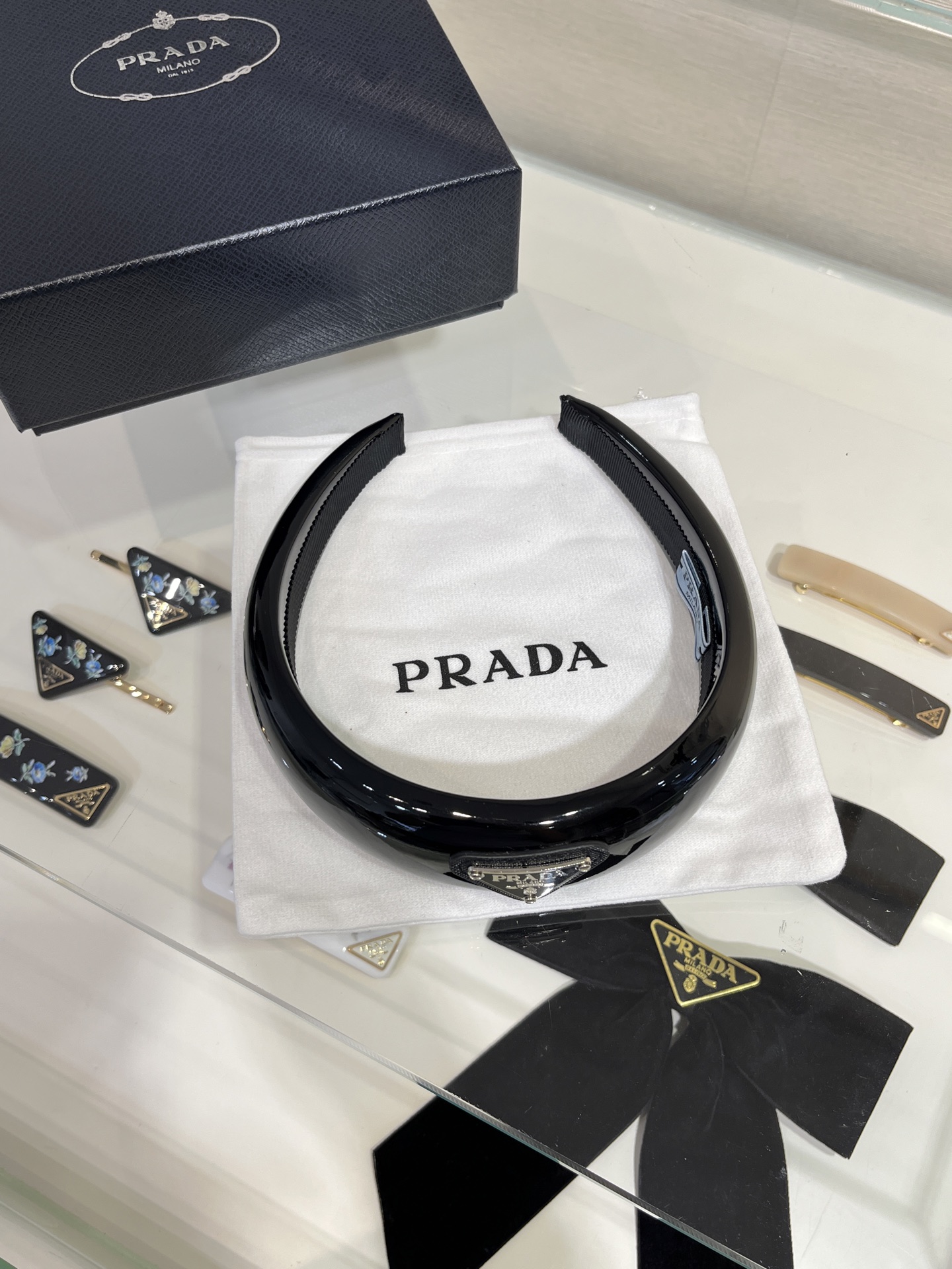 NO:635191,88200. Today’s new product is glossy black. New style silver letter triangle logo black glossy leather headband. Black headband will never go out of style. Versatile and practical. Must-have for high-ceiling hair. Wear it on the upper body and look very small. Brass material enamel craftsmanship, Cartier high-end jewelry.1986090988200.今日新品黑色亮面 新款银色字母三角标黑色亮面皮革发箍 黑色发箍永远不会过时百搭实用 高颅顶发型必备 佩戴上身超级显脸小 黄铜材质珐琅工艺,,卡迪亚高端饰品,Jewelry