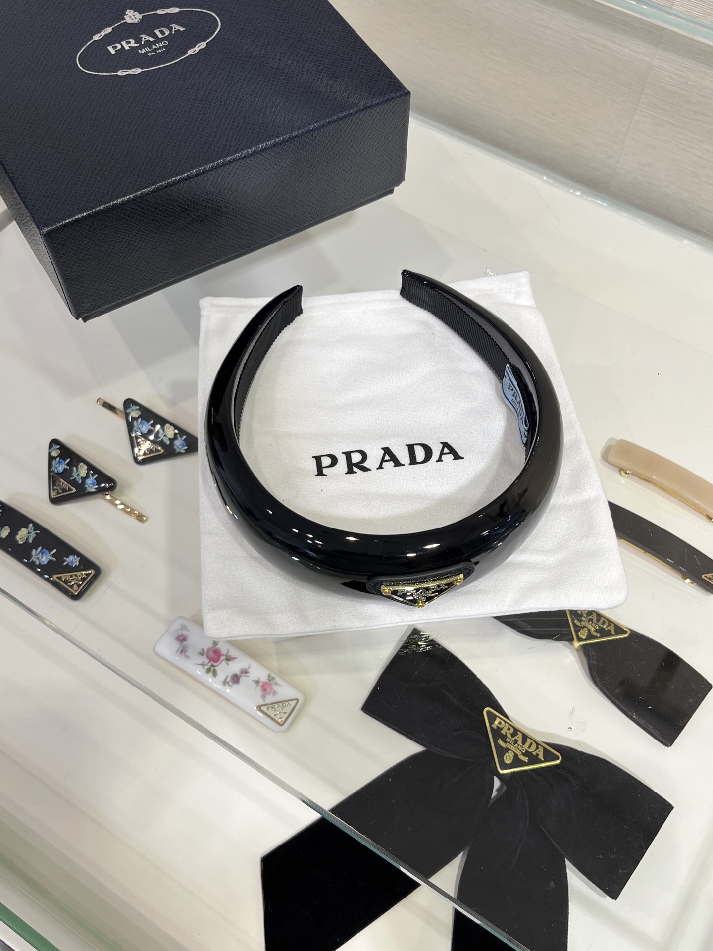 NO:635189,88200, Today’s new product is glossy black. The new gold letter triangle logo black glossy leather headband. Black headband will never go out of style, versatile and practical. A must-have for high-ceiling hair. It is super revealing when worn on the upper body. Brass material enamel craftsmanship, Cartier high-end jewelry1986090988200,今日新品黑色亮面 新款金色字母三角标黑色亮面皮革发箍 黑色发箍永远不会过时百搭实用 高颅顶发型必备 佩戴上身超级显脸小 黄铜材质珐琅工艺,,卡迪亚高端饰品,Jewelry