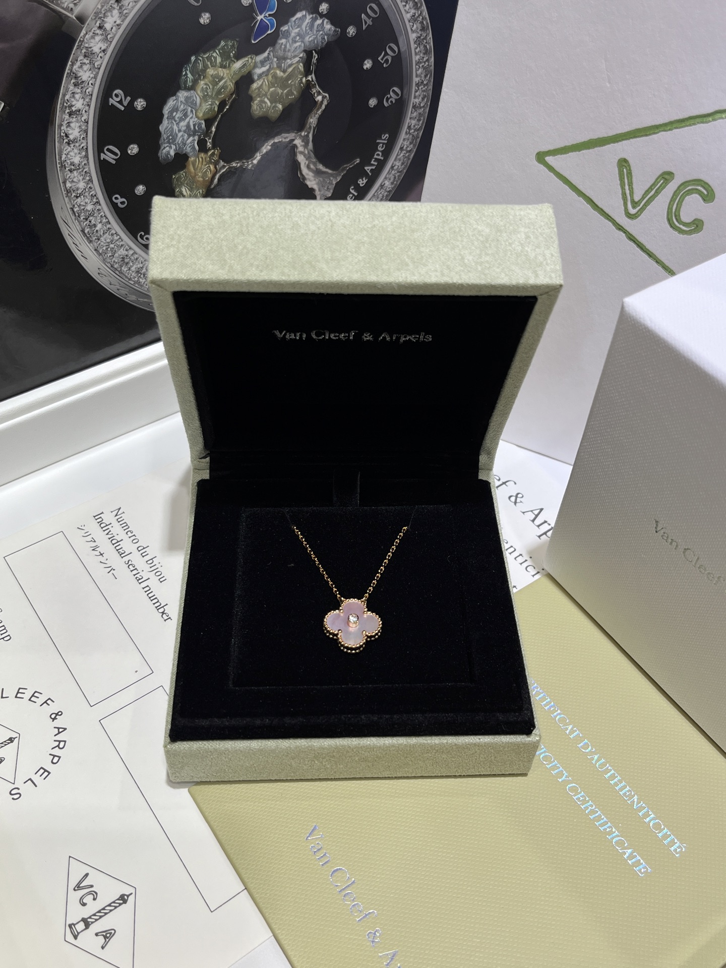 NO:635622,88260 Christmas limited edition arrived today VCA new pink shell with diamond four-leaf clover necklace hot spot recommendation & VIP must buy series This year's Christmas limited edition is rose gold1986090988260 今日到货圣诞限定 VCA新款粉色贝壳带钻四叶草项链爆款现货推荐  & vip必买系列 今年的圣诞限定是玫瑰金x粉贝壳 颜色好嫩好温柔不同角度折射不同光彩 zk真金真钻粉贝壳 价格3.6w很难买 定制款银锆石粉贝壳一样佩戴 带免费V包装,需要图片zg全套另40,,necklace,卡迪亚高端饰品,Jewelry