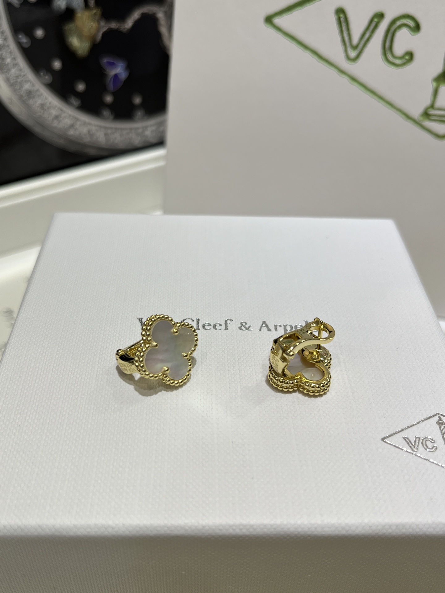 NO:635218,88260, today’s new product, classic four-leaf clover earrings, earrings, medium size, just like zp, with earrings at the back. Classic among classics, customized in sterling silver, non-allergenic, and good texture. 6 colors available in the picture: black onyx, carnelian, white shell, malachite, pure silver, Cartier high-end jewelry1986090988260,今日新品 经典款四叶草耳钉耳拍中号尺寸 和zp一样后面是耳拍哦 经典中的经典 纯银定制 不过敏质感也很好 图片6色可选黑玛瑙 红玉髓 白贝 孔雀石,,pure silver,卡迪亚高端饰品,Jewelry