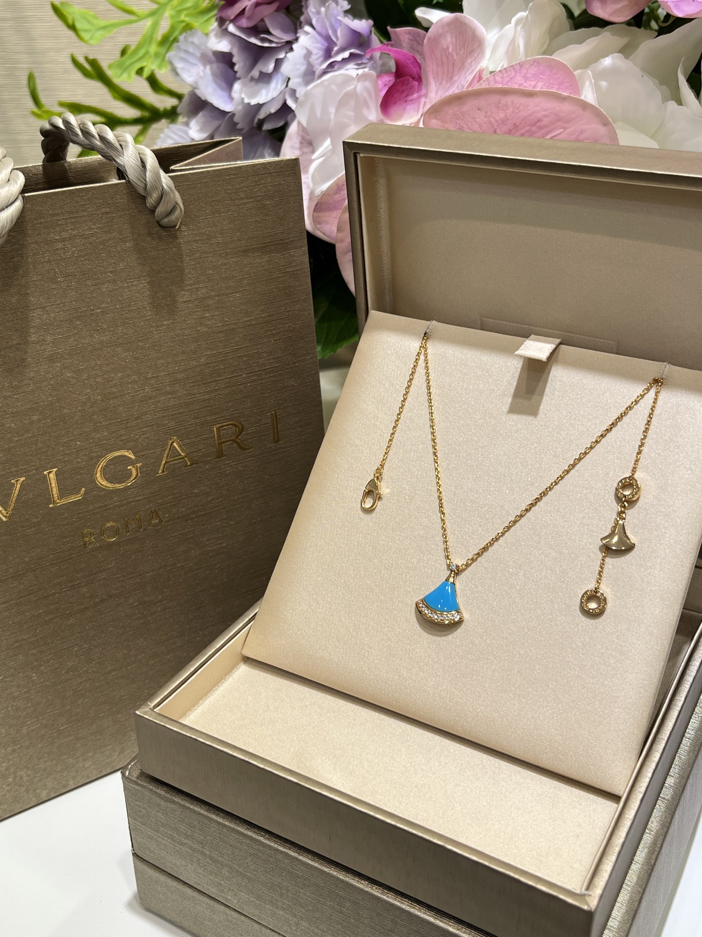 NO:635183,88240, the latest model arrived today, small fan inlaid with diamonds, turquoise rose gold necklace, a circle of sparkling diamonds under the fan looks smart and cute, the upper body is particularly gentle and delicate, the temperament is white and rich, standard equipment, real shot of S sterling silver, real gold electroplating, CNC process zircon, necklace, pure silver, Cartier high-end jewelry1986090988240,今日到货最新款 小号扇子镶钻绿松石玫瑰金项链 扇子下面一圈闪钻显得灵动又可爱 上身特别温柔精致 气质白富美标配 实拍S纯银真金电镀cnc工艺锆石,,necklace,pure silver,卡迪亚高端饰品,Jewelry