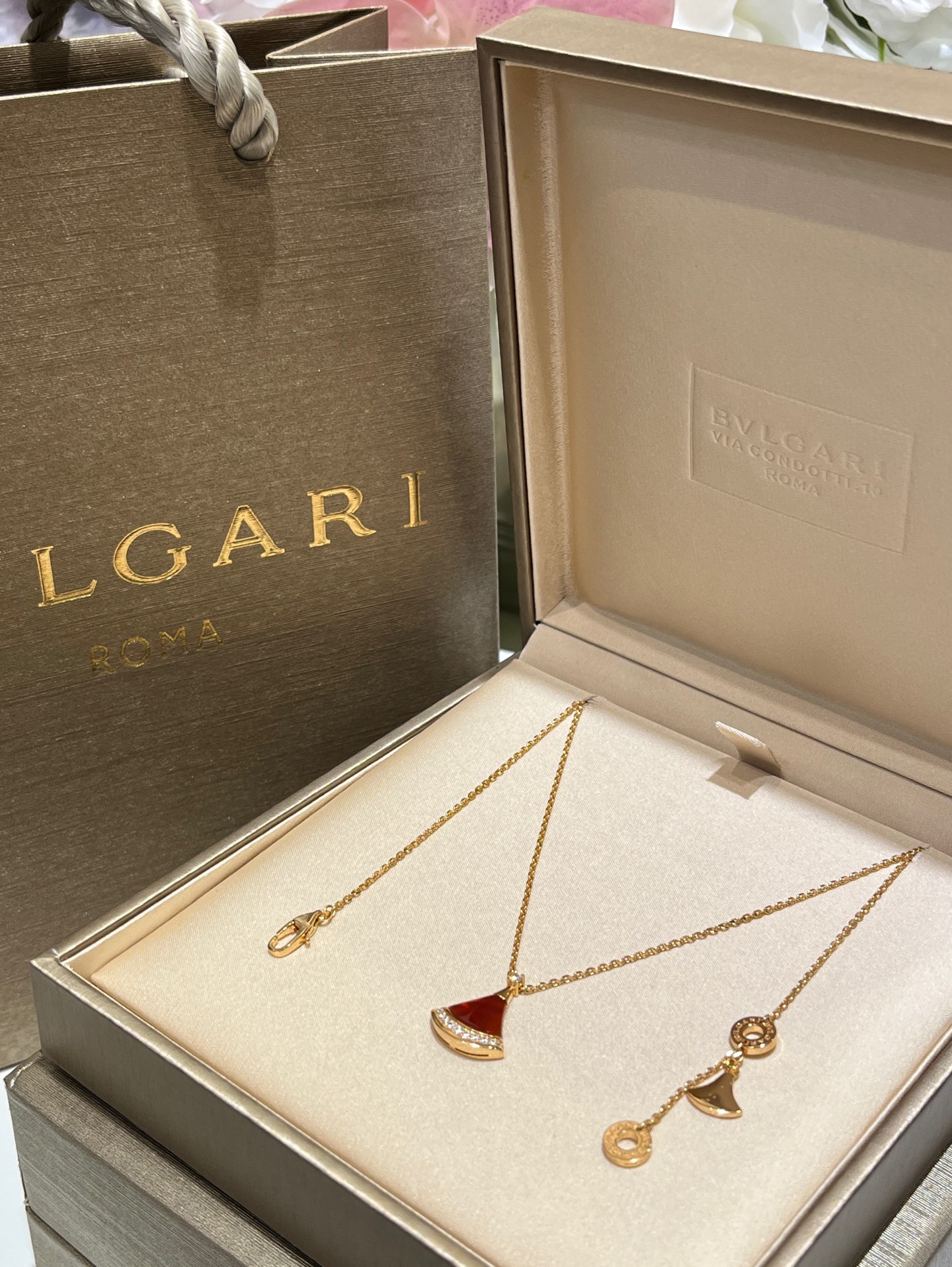 NO:635185,88240, the latest new product today. Small fan inlaid with diamonds and red agate rose gold necklace. A circle of sparkling diamonds under the fan looks smart and cute. The upper body is particularly gentle and delicate. The carnelian is invincible for whitening. It is feminine and feminine ~ wearing it on the upper body is so stunning and advanced. Actual shot of S sterling silver, real gold, electroplating, CNC craftsmanship, zircon onyx, necklace, pure silver, Cartier high-end jewelry.1986090988240,今日新品最新款 小号扇子镶钻红玛瑙玫瑰金项链 扇子下面一圈闪钻显得灵动又可爱 上身特别温柔精致 红玉髓无敌显白 气质女人味～佩戴上身太惊艳太高级了 实拍S纯银真金电镀cnc工艺锆石红玛瑙,,necklace,pure silver,卡迪亚高端饰品,Jewelry