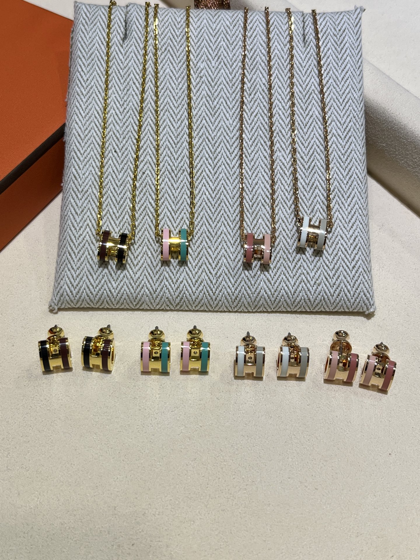 NO:714432,Must buy in this issue, 25ss color matching series is out, mini o H color matching series collection, earrings and necklaces are purchased as a series, yb, the four colors are very classic, eye-catching and outstanding, necklace, Cartier high-end jewelry19860909本期必入 25ss拼色系列出齐啦 mini o H拼色系列合集 耳钉、项链一系列购入yb 四个配色都很经典耐看又出挑,,necklace,卡迪亚高端饰品,Jewelry