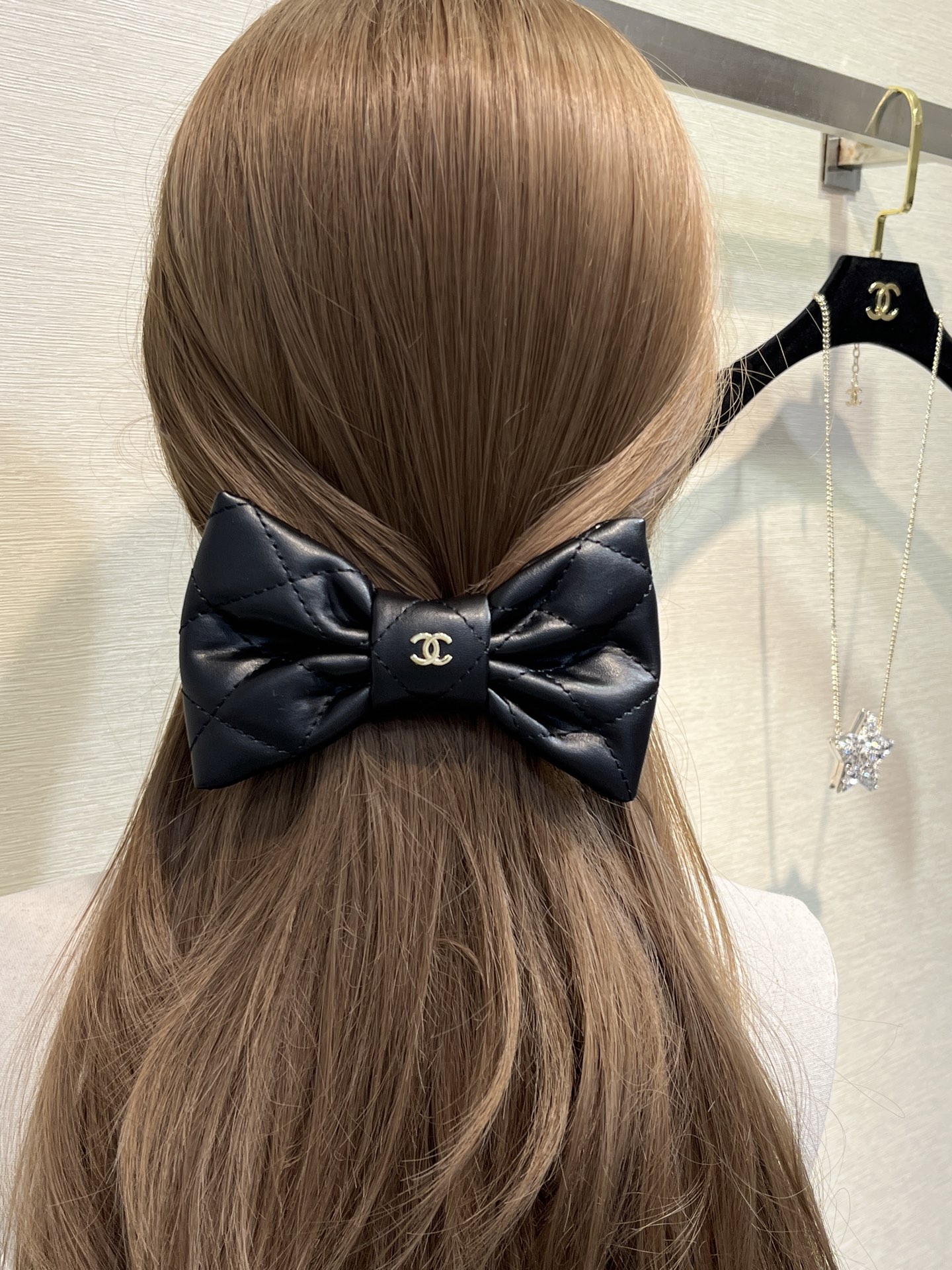 NO:635270,88200, today’s new product, the new golden double C black diamond pattern leather bow hairpin, the black diamond pattern leather + cc has a very small fragrance, the bow is very three-dimensional and has a good shape, the upper body is too high-end, spring clip hairpins, hairpins, Cartier high-end jewelry1986090988200,今日新品  新款金色双C黑色菱格纹皮革蝴蝶结发夹 黑色菱格纹皮面+cc非常有小香气质 蝴蝶结很立体版型好 上身太高级了 弹簧夹发夹,,hairpins,卡迪亚高端饰品,Jewelry