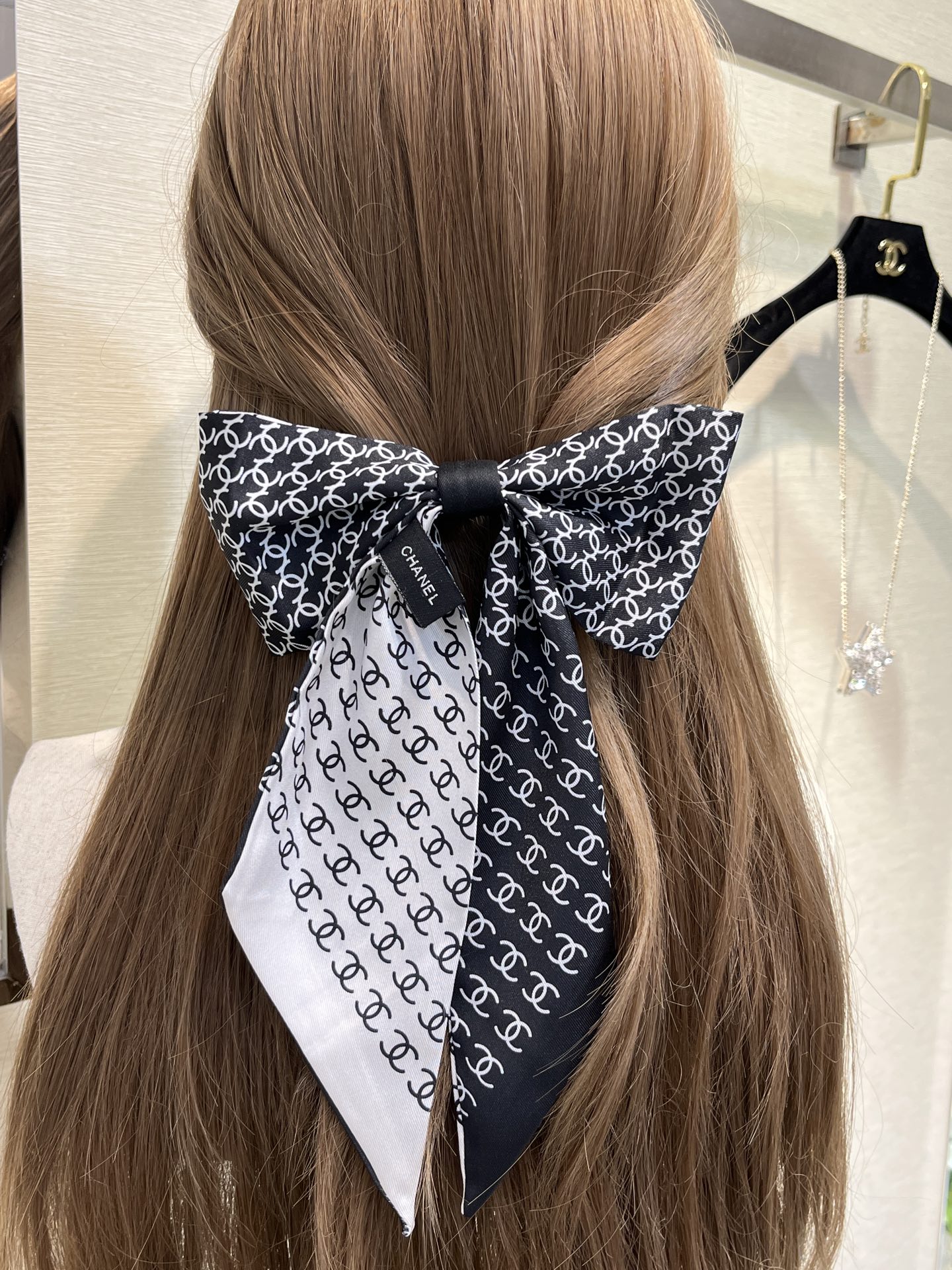 NO:635207,88168, today's new hairpins, new black and white color double C bow spring clip hairpins, classic double C print, simple and very elegant, satin fabric bow upper body effect is elegant and light,,silk fabric,hairpins,Cardia high-end jewelry1986090988168,今日新品发夹 新款黑白配色双C蝴蝶结弹簧夹发夹 经典双C印花 简单又很有千金气质 绸缎面料蝴蝶结上身效果飘逸轻盈,,silk fabric,hairpins,卡迪亚高端饰品,Jewelry
