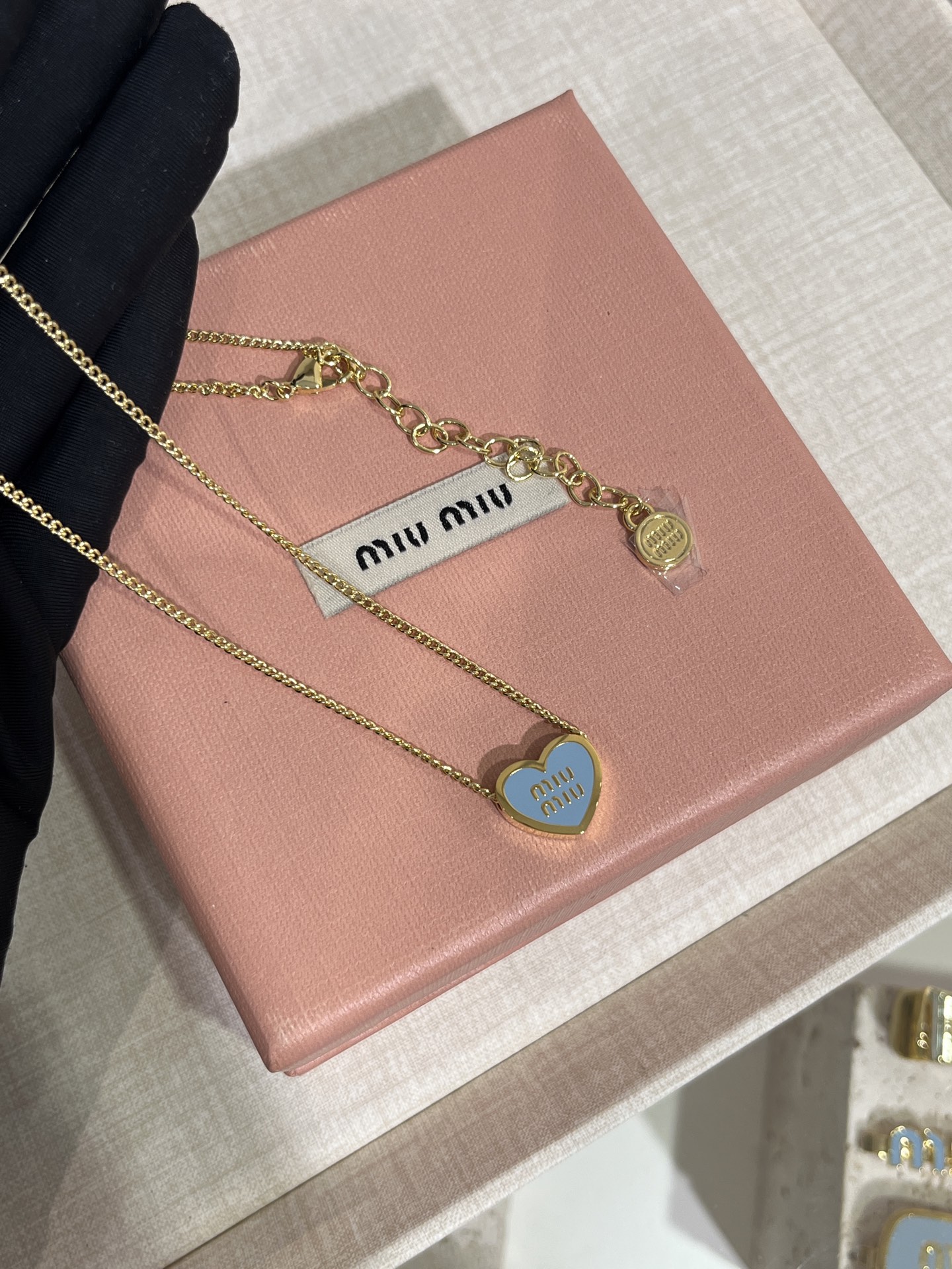 NO:635264,88180, Today’s new product is limited to the Chinese Valentine’s Day. The 25-year-old new haze blue enamel letter metal love necklace. The haze blue love button. The color is so gentle and healing. The minimalist design does not lose the girl’s heart. Whether it is daily wear or a Chinese Valentine’s Day gift, it is super suitable. YB-like brass material. Enamel craftsmanship. CNC engraving. Necklace with packaging box is popular. Necklace, Cartier high-end jewelry1986090988180,今日新品七夕限定 25年新款雾霾蓝色珐琅字母金属爱心项链 雾霾蓝色爱心纽扣 颜色太温柔治愈了 极简设计感又不失少女心 无论是日常佩戴还是七夕送礼,超合适 yb一样黄铜材质 珐琅工艺 CNC刻字 项链带包装盒爆款,,necklace,卡迪亚高端饰品,Jewelry