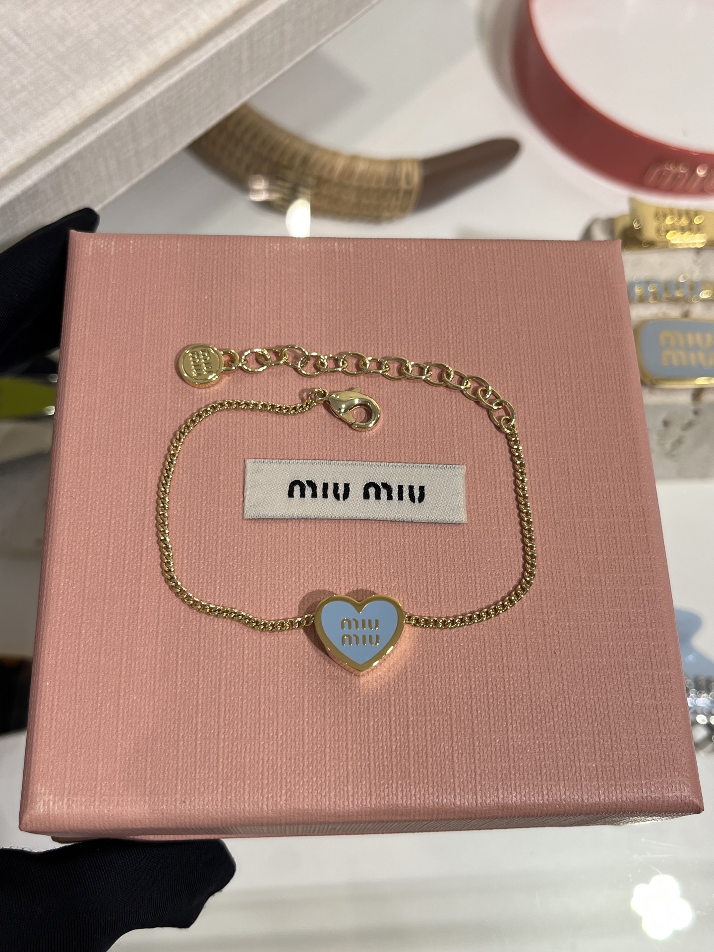 NO:635261,88160 Today's new products are limited to the Chinese Valentine's Day. The 25-year new haze blue enamel letter metal love bracelet. The haze blue love button. The color is so gentle and healing. The minimalist design does not lose the girlish heart. Whether it is daily wear or a Chinese Valentine's Day gift, it is super suitable. The same brass material as yb. Enamel craftsmanship. CNC engraving. Bracelet with packaging box is popular. Bracelet, Cartier high-end jewelry1986090988160今日新品七夕限定 25年新款雾霾蓝色珐琅字母金属爱心手链 雾霾蓝色爱心纽扣 颜色太温柔治愈了 极简设计感又不失少女心 无论是日常佩戴还是七夕送礼,超合适 yb一样黄铜材质 珐琅工艺 CNC刻字 手链带包装盒爆款,,bracelet,卡迪亚高端饰品,Jewelry