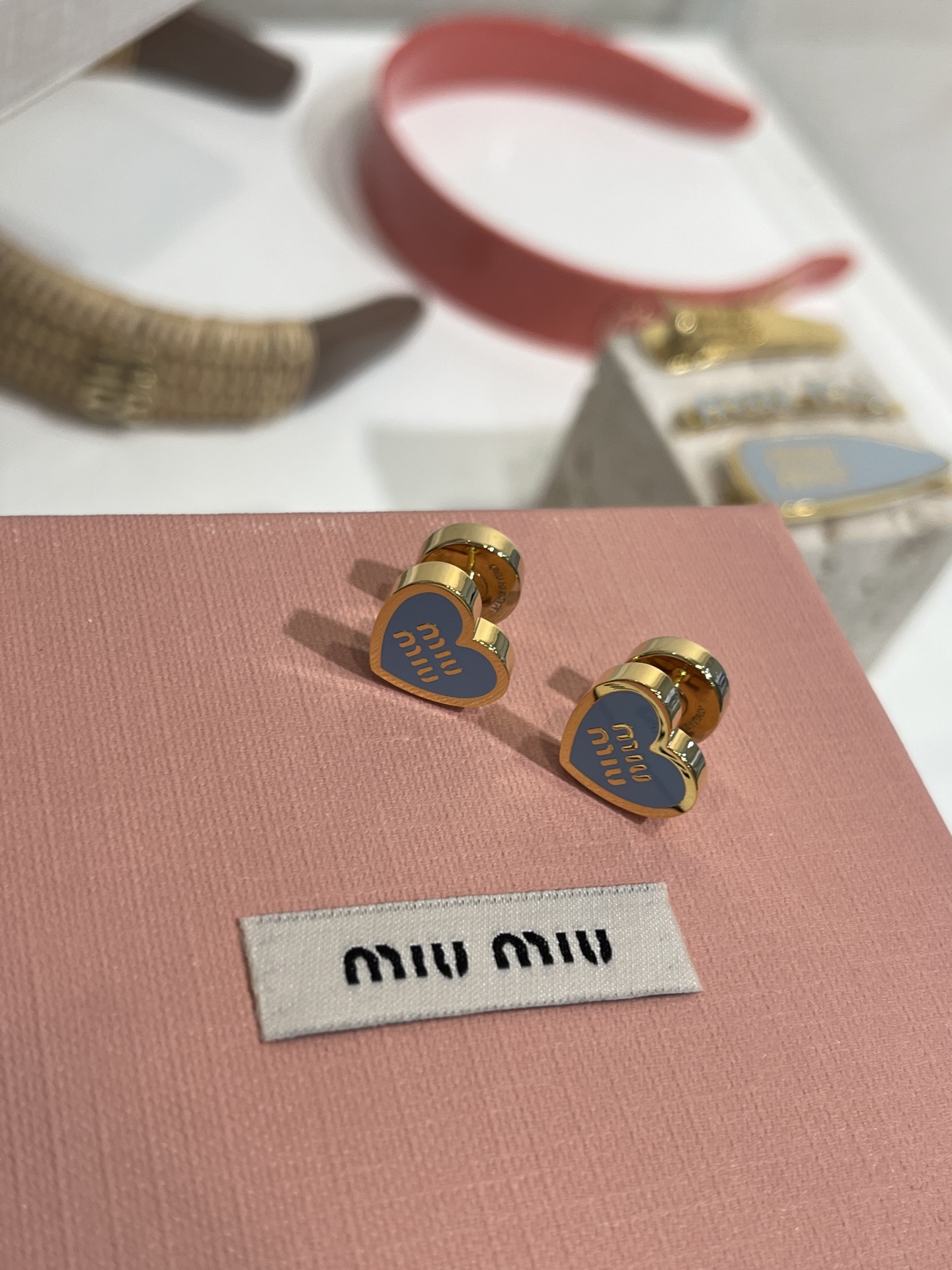 NO:635258,88160 Today's new products are limited to the Chinese Valentine's Day. The 25-year-old new haze blue enamel letter metal love earrings. The love button earrings are the right size. So gentle on the upper ear. The minimalist design feels girly. Whether it is daily wear or a Chinese Valentine's Day gift, it is super suitable. YB-like brass material. Enamel craftsmanship. CNC engraving. Earrings and earrings with packaging box. Popular items, earrings, Cardia high-end jewelry.1986090988160今日新品七夕限定 25年新款雾霾蓝色珐琅字母金属爱心耳钉 爱心纽扣耳钉大小适中 上耳好温柔 极简设计感又不失少女心 无论是日常佩戴还是七夕送礼,超合适 yb一样黄铜材质 珐琅工艺 CNC刻字 耳钉耳环带包装盒爆款,,earrings,卡迪亚高端饰品,Jewelry