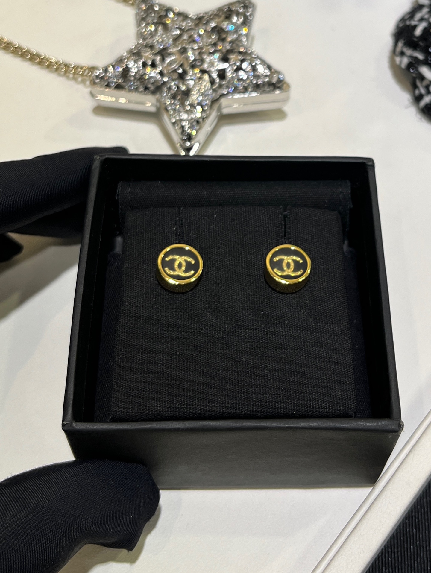 NO:635284,88150, today’s new earrings, 25K new gold double C black enamel round button earrings, classic black gold color, mini size, perfect for daily life, small gold coins are very thick on the sides, super good texture ~ low-key and elegant commuting king, you can’t go wrong with your eyes closed, same brass material as yb, enamel craftsmanship, earrings, earrings, Cartier high-end jewelry1986090988150,今日新品耳钉 25K新款金色双C黑色珐琅圆形纽扣耳钉 经典黑金配色mini尺寸太适合日常了 小金币侧面很厚实 质感超好～ 低调贵气通勤王者 闭眼入不出错 yb一样黄铜材质 珐琅工艺 耳钉耳环,,earrings,卡迪亚高端饰品,Jewelry