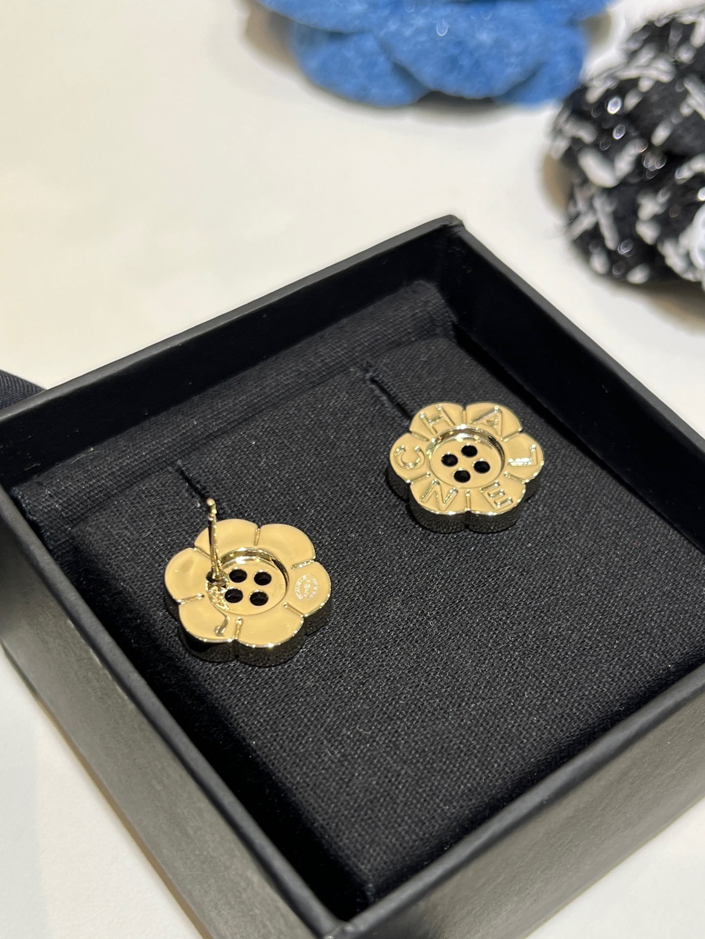 NO:635287,88160 Today’s hot new product 25K new gold letter flower button earrings. The flower button shape is so cute. The lettering details are very exquisite. Simple and low-key design. Suitable for daily commuting. The same brass material as yb. Top version, Cardia high-end jewelry1986090988160 今日新品爆款 25K新款金色字母花朵纽扣耳钉 花朵纽扣造型太乖啦 刻字细节很精致 简约低调的设计感 适合日常通勤佩戴哦 yb一样黄铜材质 顶级版本,,卡迪亚高端饰品,Jewelry