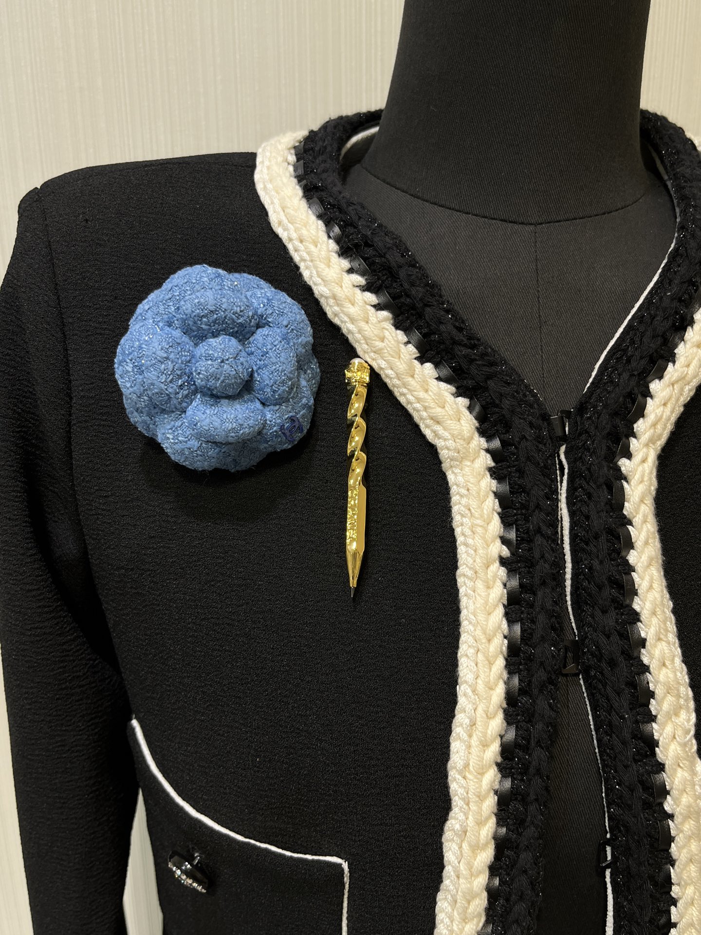 NO:635291,88190 Today’s hot new product brooch 25K new gold letter pencil brooch 25K The most worth buying item is really cool Black enamel refill + pearl eraser + metal texture The detailed design is well handled and very creative!  Made of the same brass material as yb, enamel craftsmanship, customized pearls, single brooch with packaging box, a must buy if you know fashion!  ,,brooch,breastpin,Cardia high-end jewelry1986090988190 今日新品爆款胸针 25K新款金色字母铅笔胸针 25K最值得入的单品真的太酷炫了 黑色珐琅笔芯+珍珠橡皮擦+金属纹理 细节设计处理得很到位 非常有创意！ yb一样黄铜材质 珐琅工艺 定制珍珠 单只胸针带包装盒 懂时尚的一定要买！,,brooch，breastpin,卡迪亚高端饰品,Jewelry