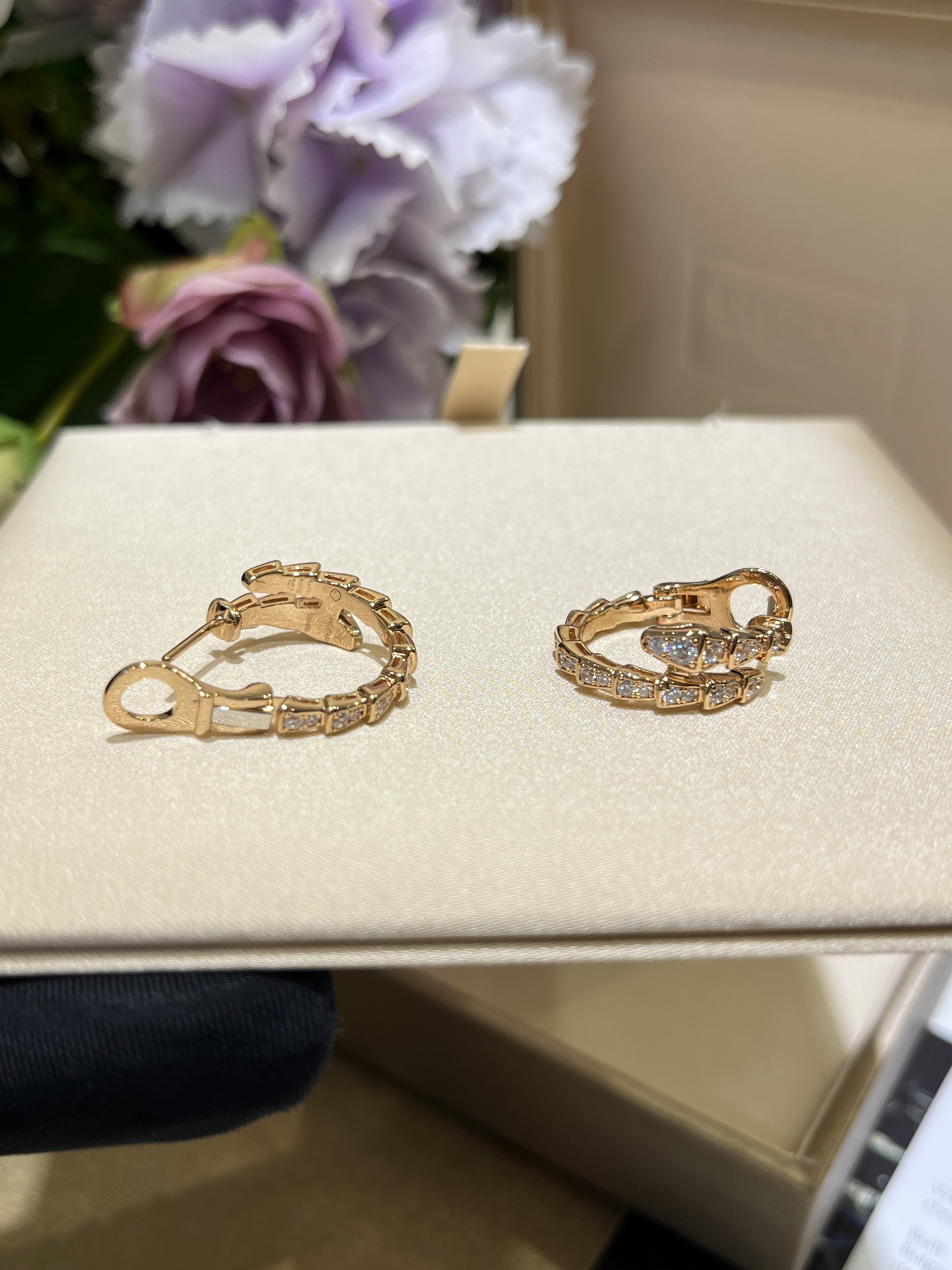 NO:635274,88260 Today’s new product in rose gold. The jewelry series attracts wealth and is full of diamond snake earrings. The spiraling snake shape is smart and has a beautiful meaning. The upper body is bright and delicate and full of vitality. The size is suitable for daily commuting or banquets. zk real gold and real diamonds, customized silver inlaid with zircon. Zhao Lusi Bvlgari earrings and earrings come with a full set of packaging,, bvlgari, earrings, Cartier high-end jewelry1986090988260今日新品玫瑰金色 珠宝系列招财灵动满钻灵蛇耳环 螺旋式上升的灵蛇造型 灵动且寓意美好 佩戴上身明艳精致充满蓬勃生命力 尺寸大小适中日常通勤or宴会都能胜任 zk真金真钻,定制银镶嵌锆石 赵露思宝格丽耳圈耳钉送全套包装,,bvlgari,earrings,卡迪亚高端饰品,Jewelry